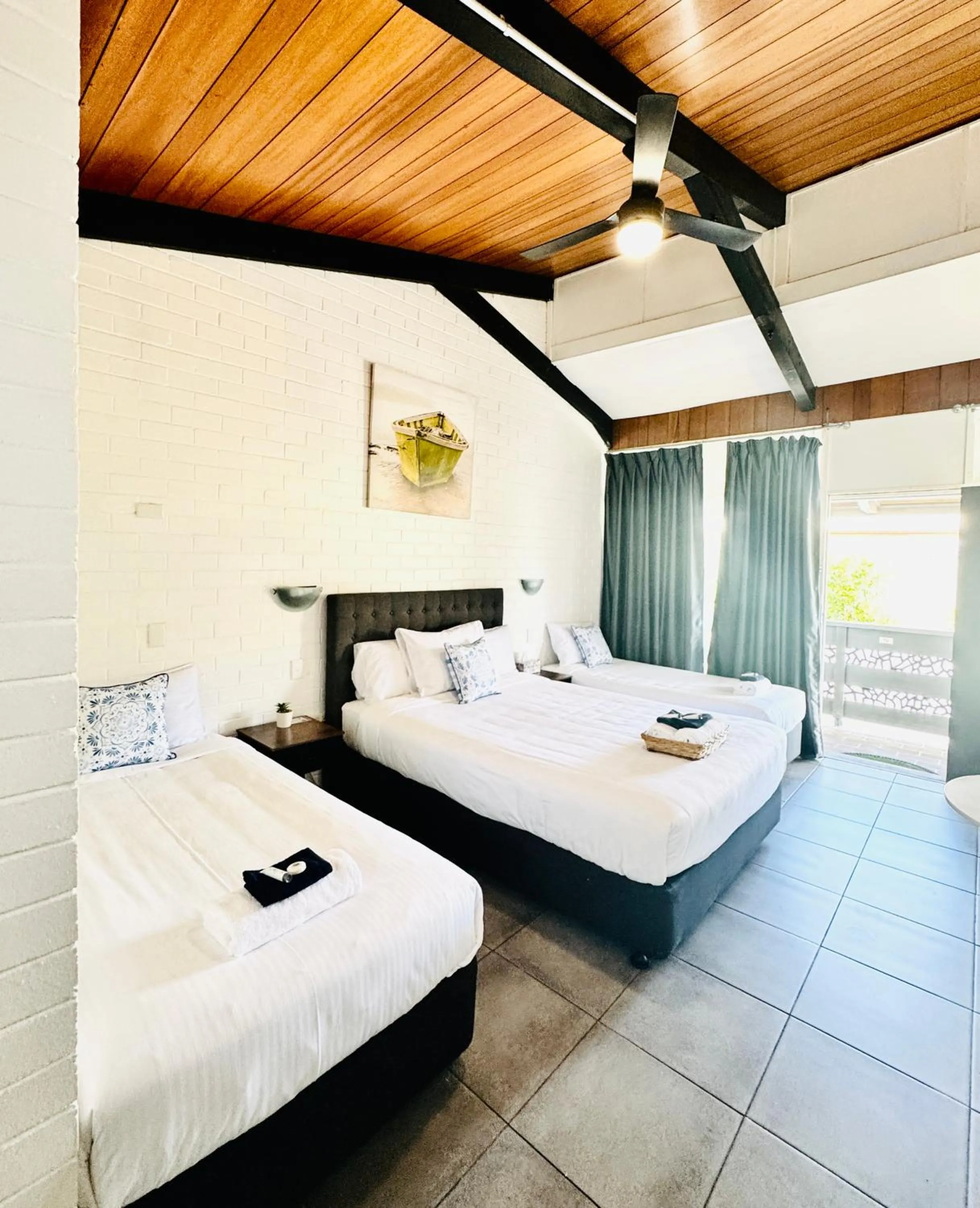 Photo of the whole room, Bed in Jetty Motel The Entrance