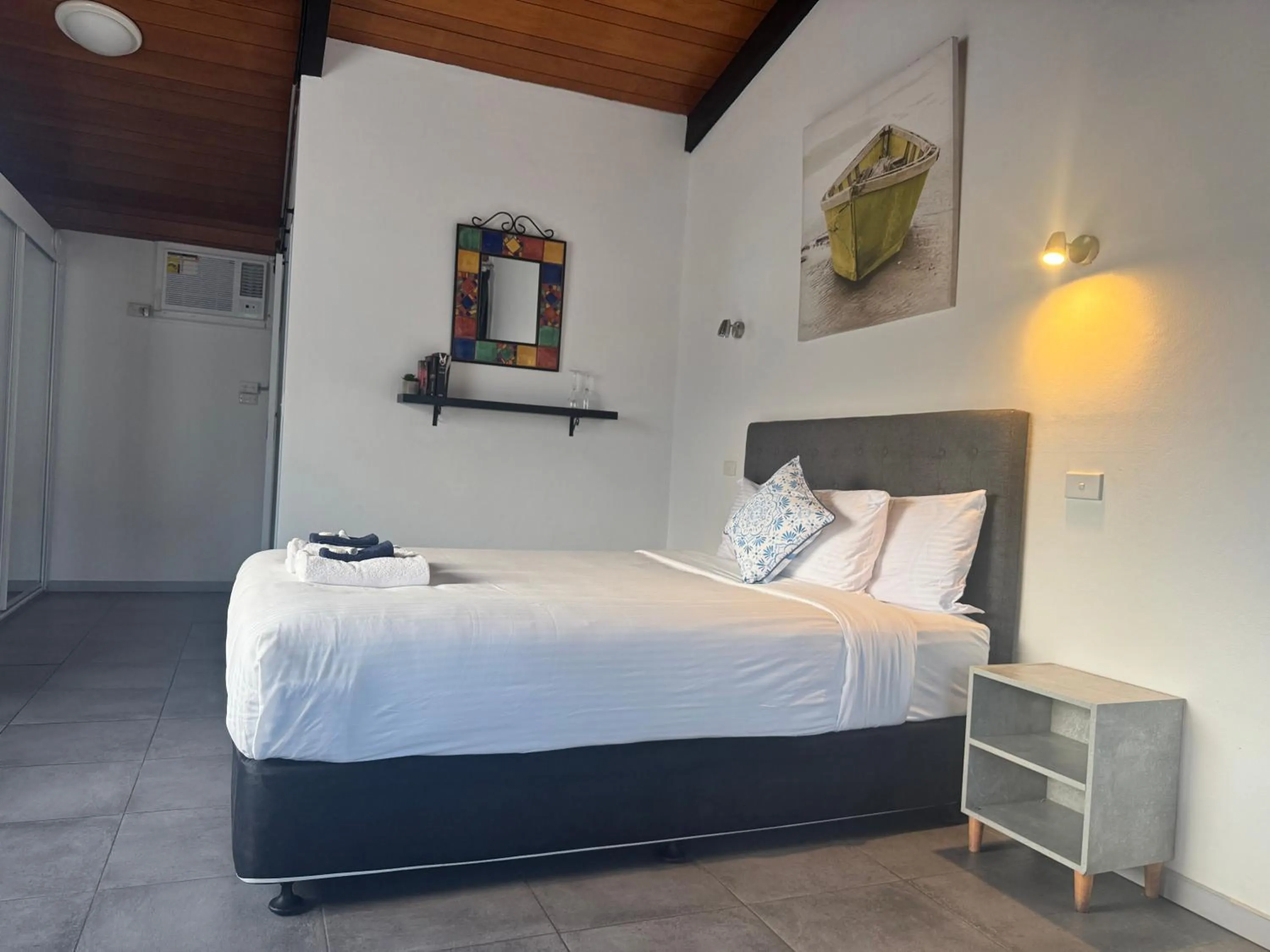 Bedroom, Bed in Jetty Motel The Entrance