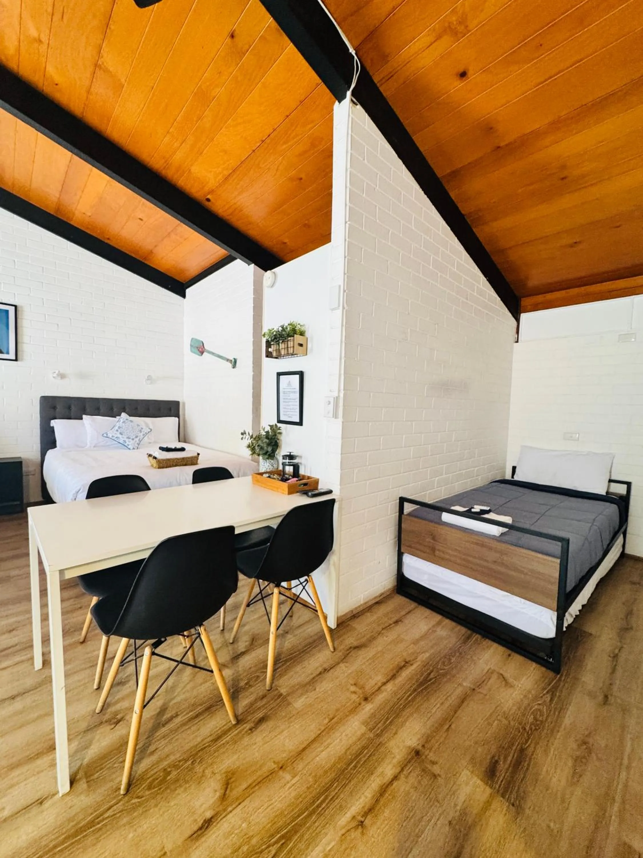 Seating area, Bed in Jetty Motel The Entrance