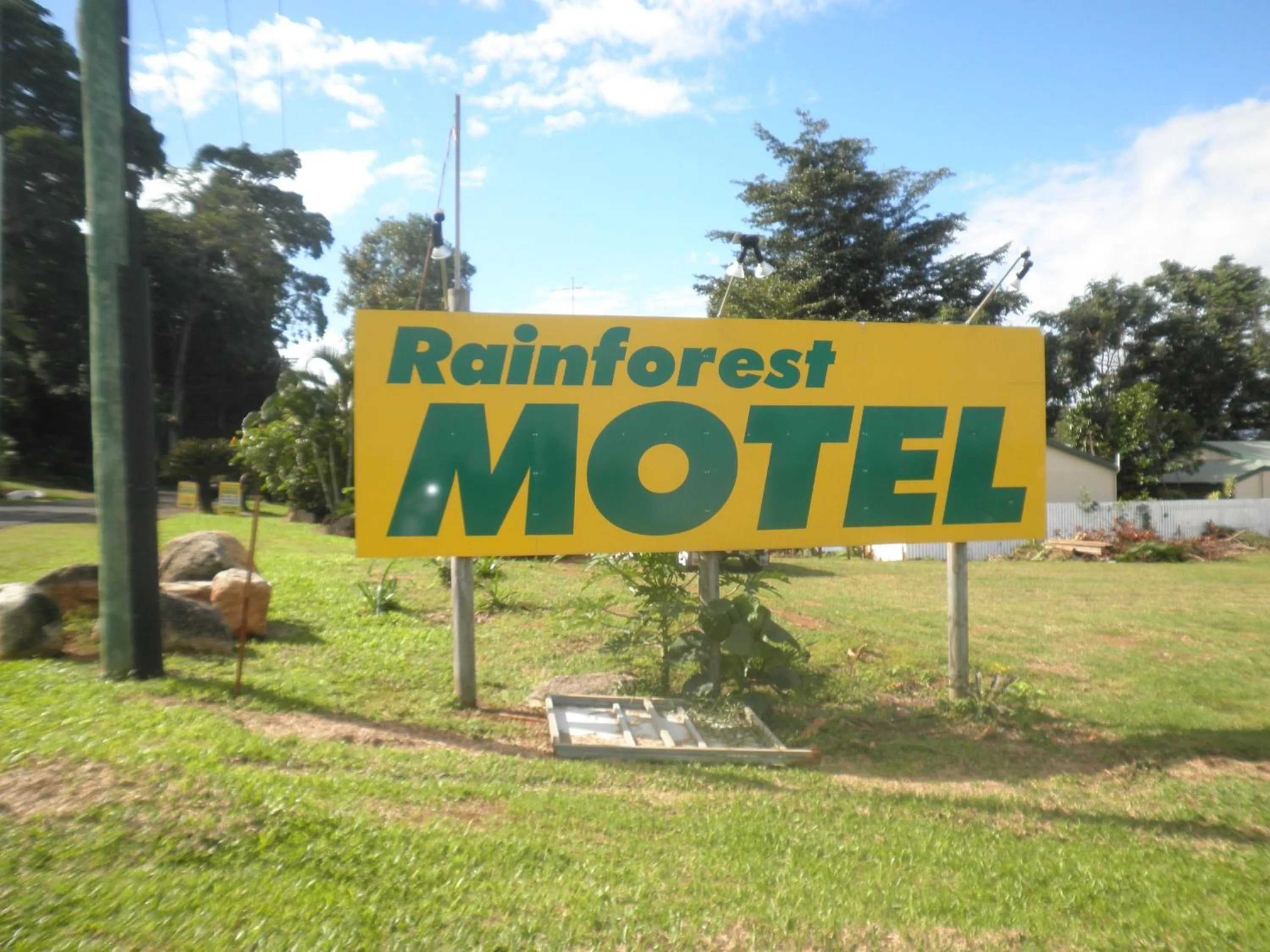 Facade/entrance in Rainforest Motel
