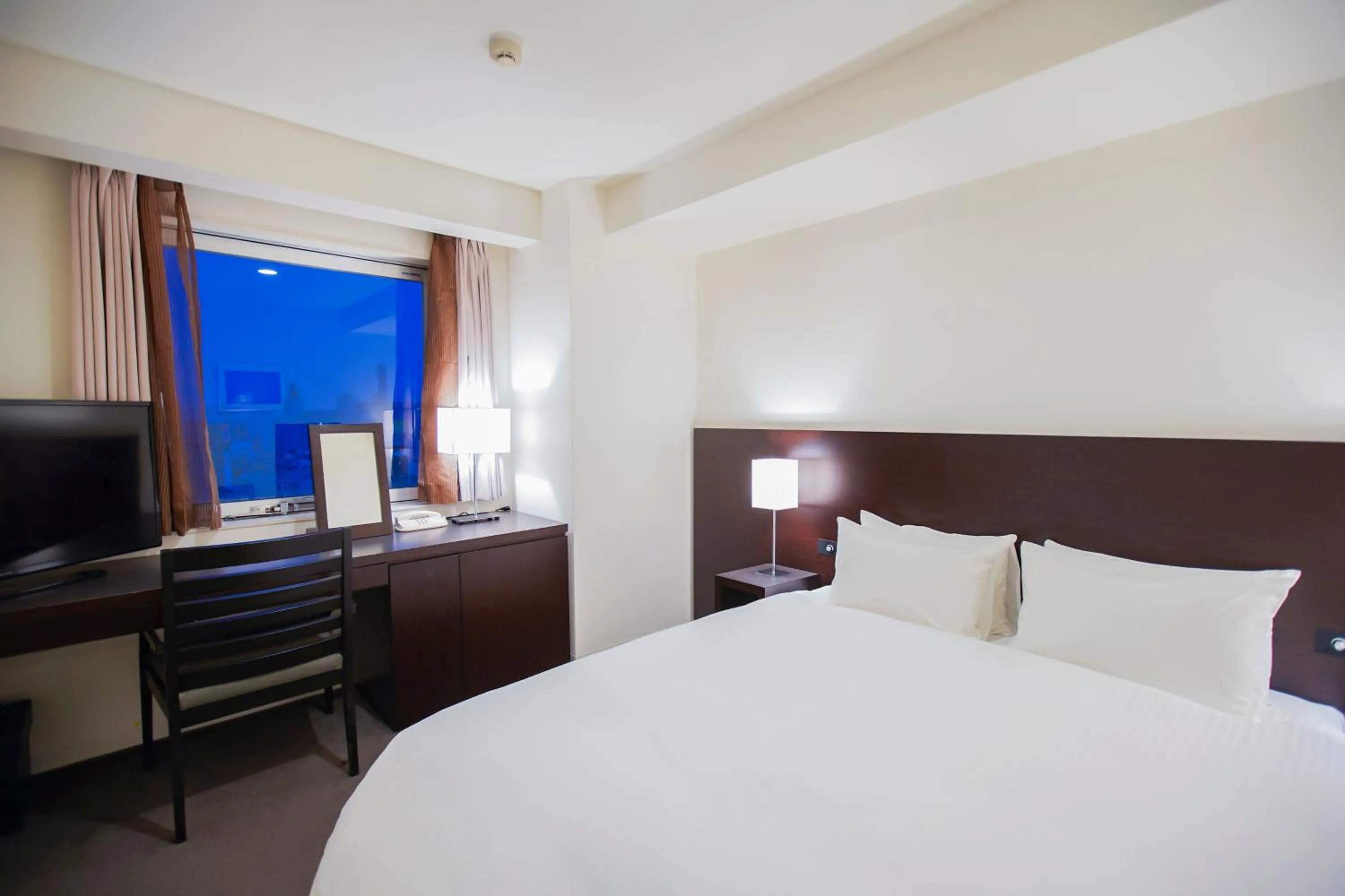 Bed in Hotel Sunroute Tokushima