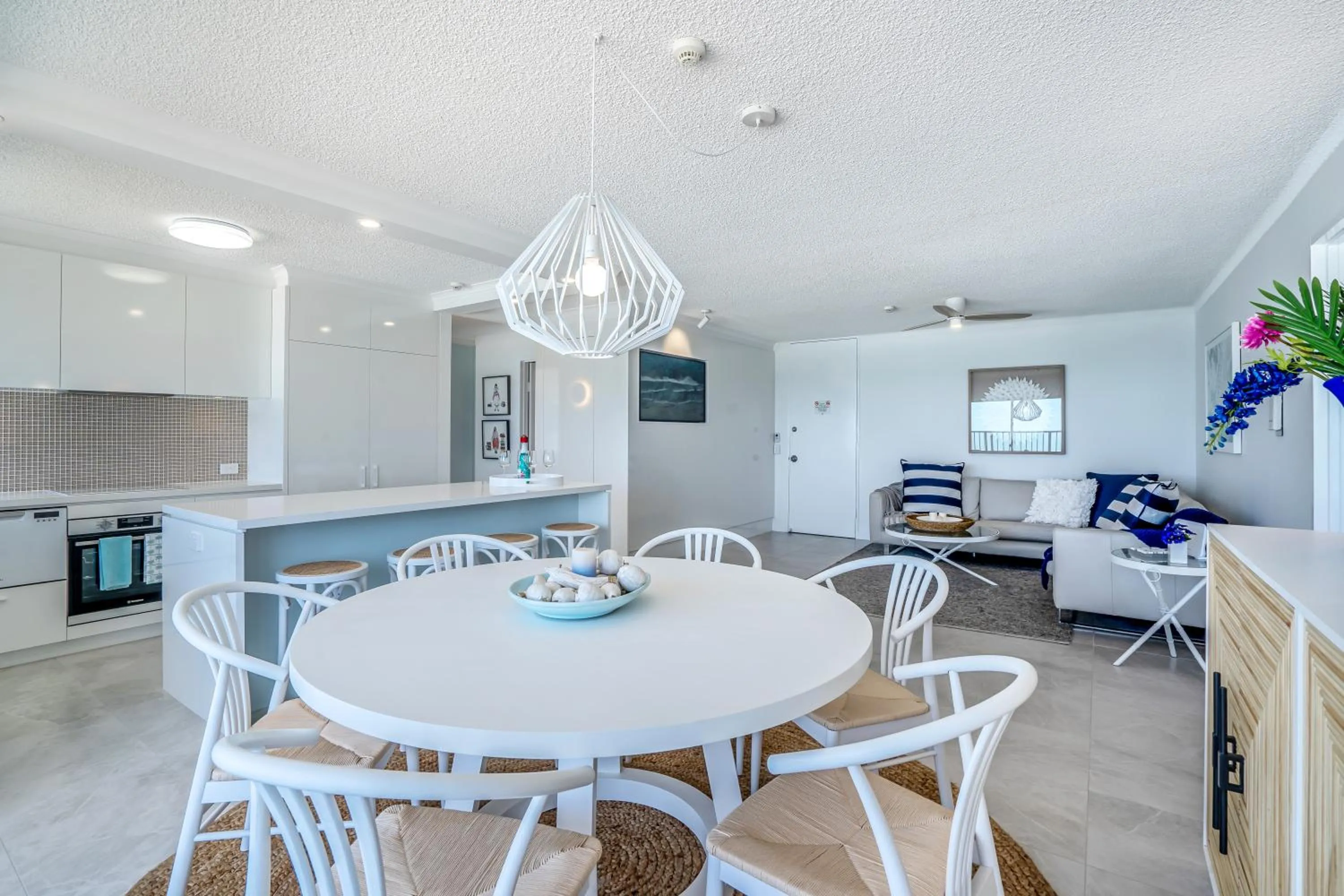 Dining area in Pacific Plaza Apartments