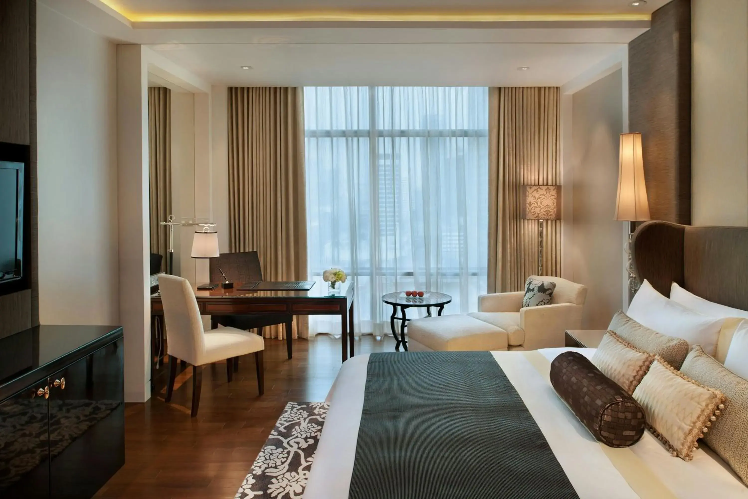 Deluxe Guest Room in The St. Regis Bangkok Deluxe Guest Room in The St. Regis Bangkok