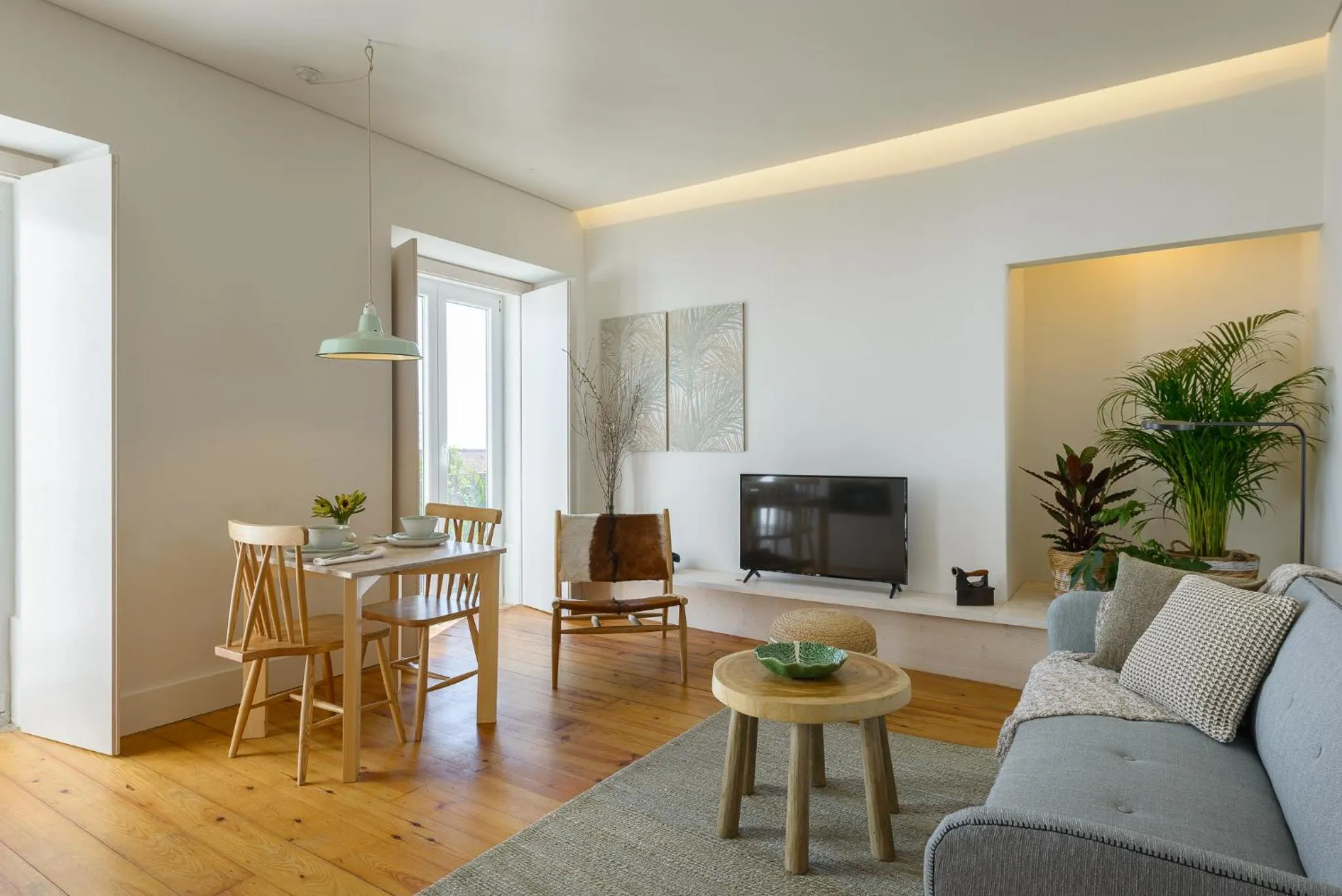 Communal lounge/ TV room in Dona Graca Lisbon Apartments