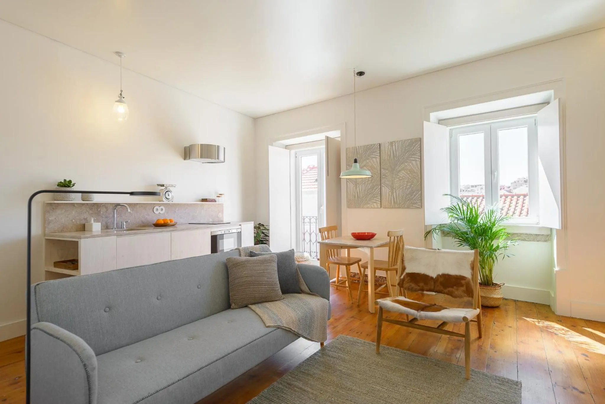 Communal lounge/ TV room in Dona Graca Lisbon Apartments