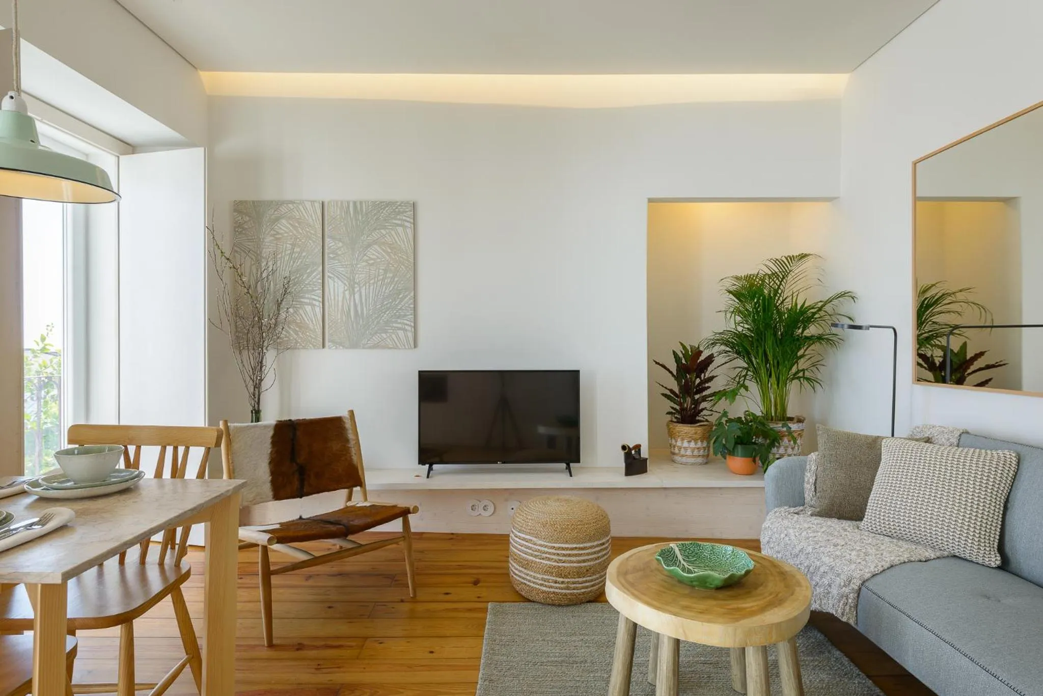 Communal lounge/ TV room in Dona Graca Lisbon Apartments