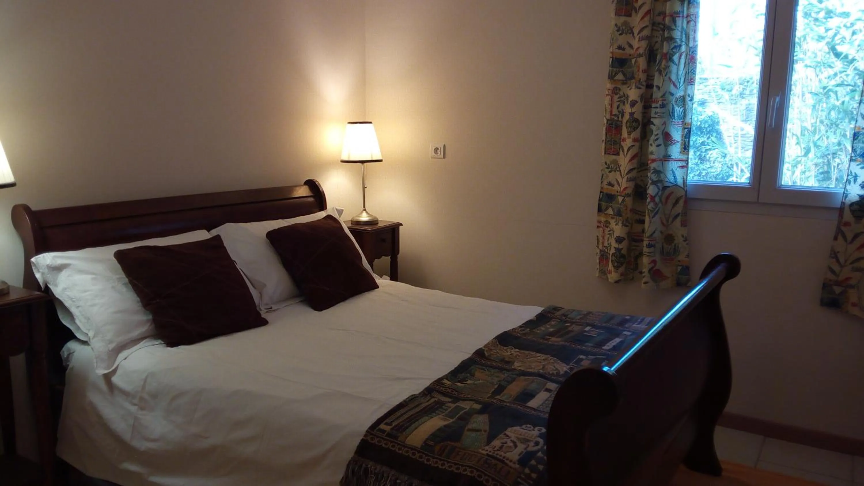 Bedroom, Bed in Triton Cotton