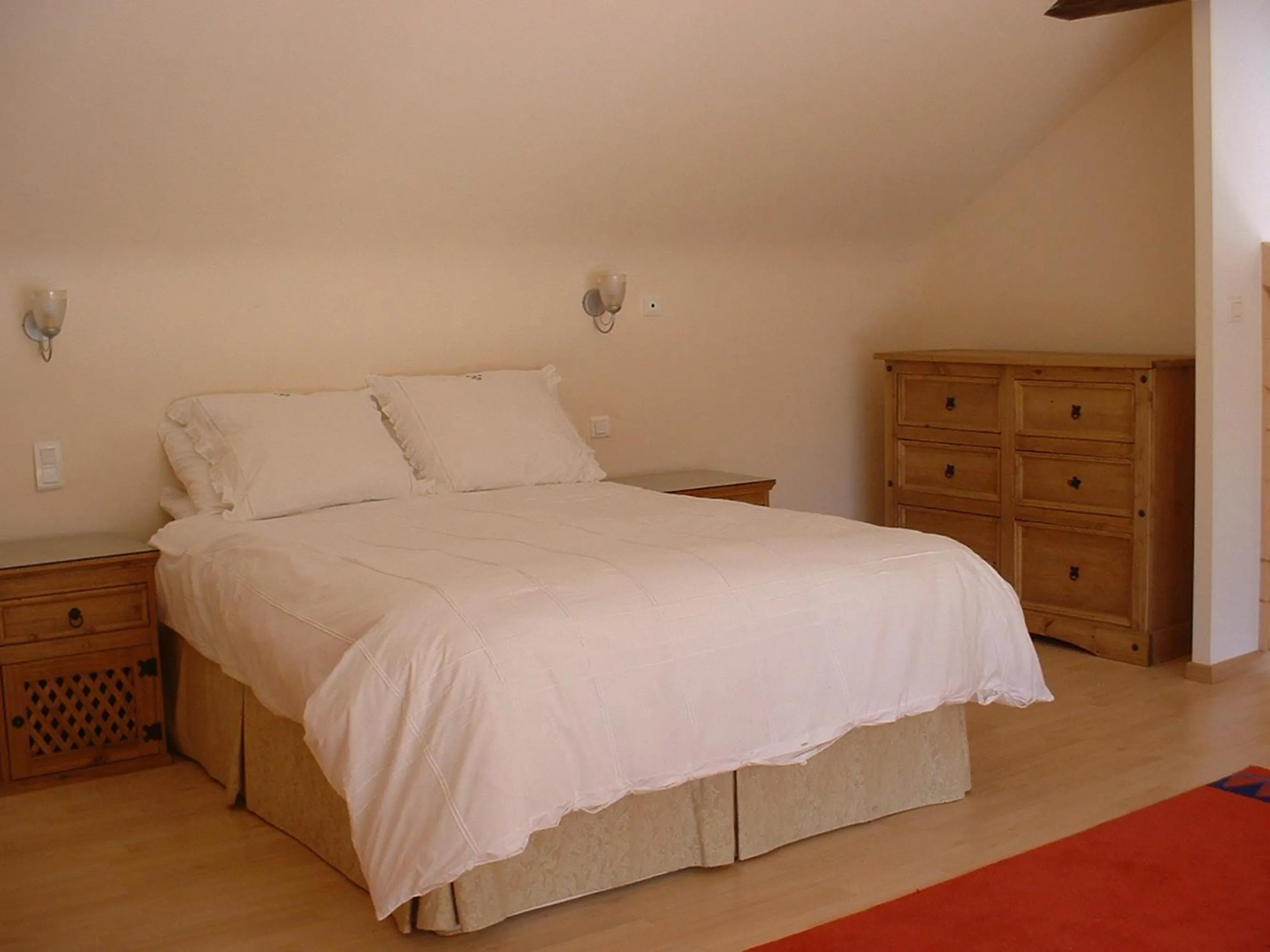 Photo of the whole room, Bed in Triton Cotton