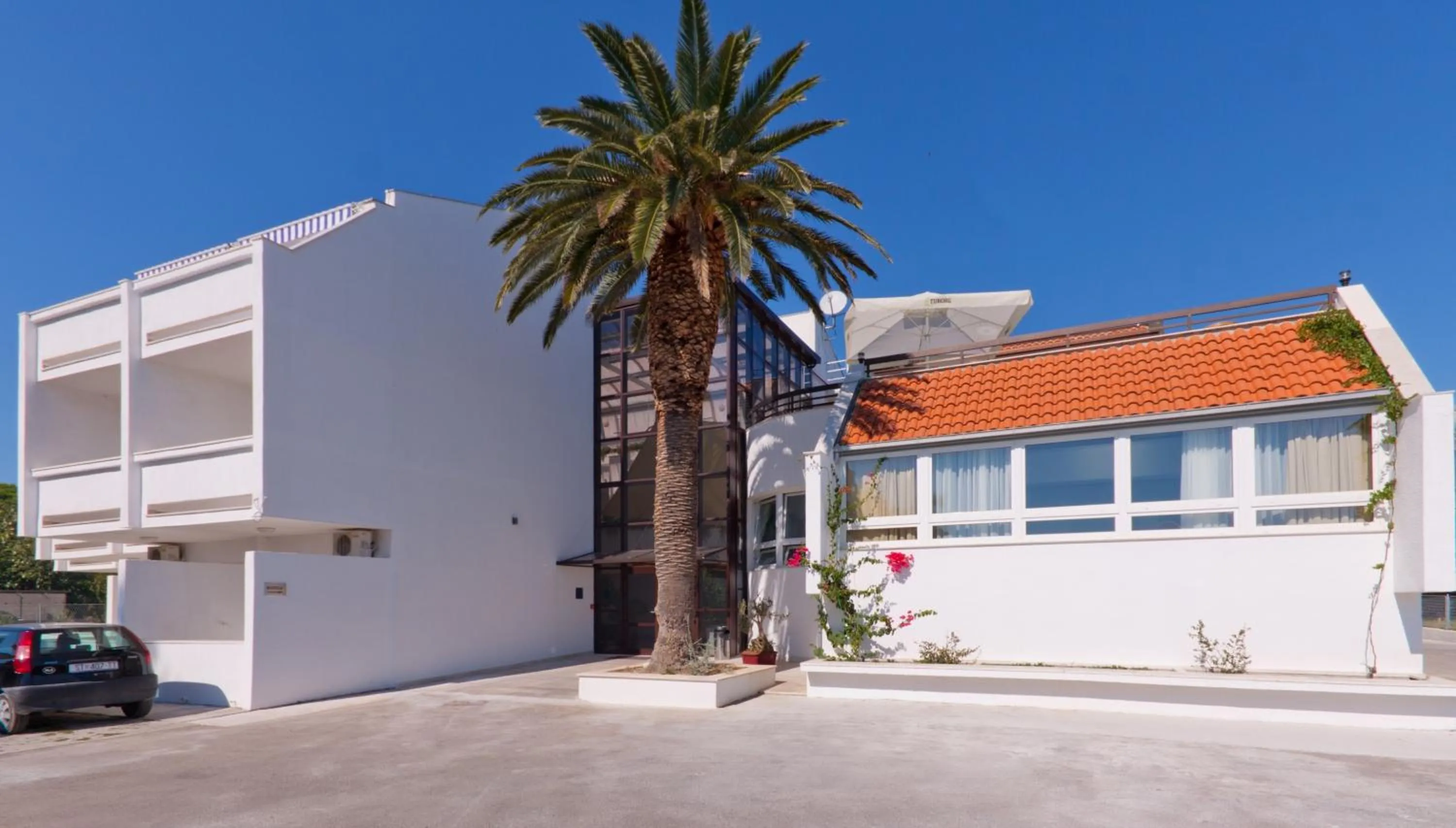 Facade/entrance in Hotel Ballet School