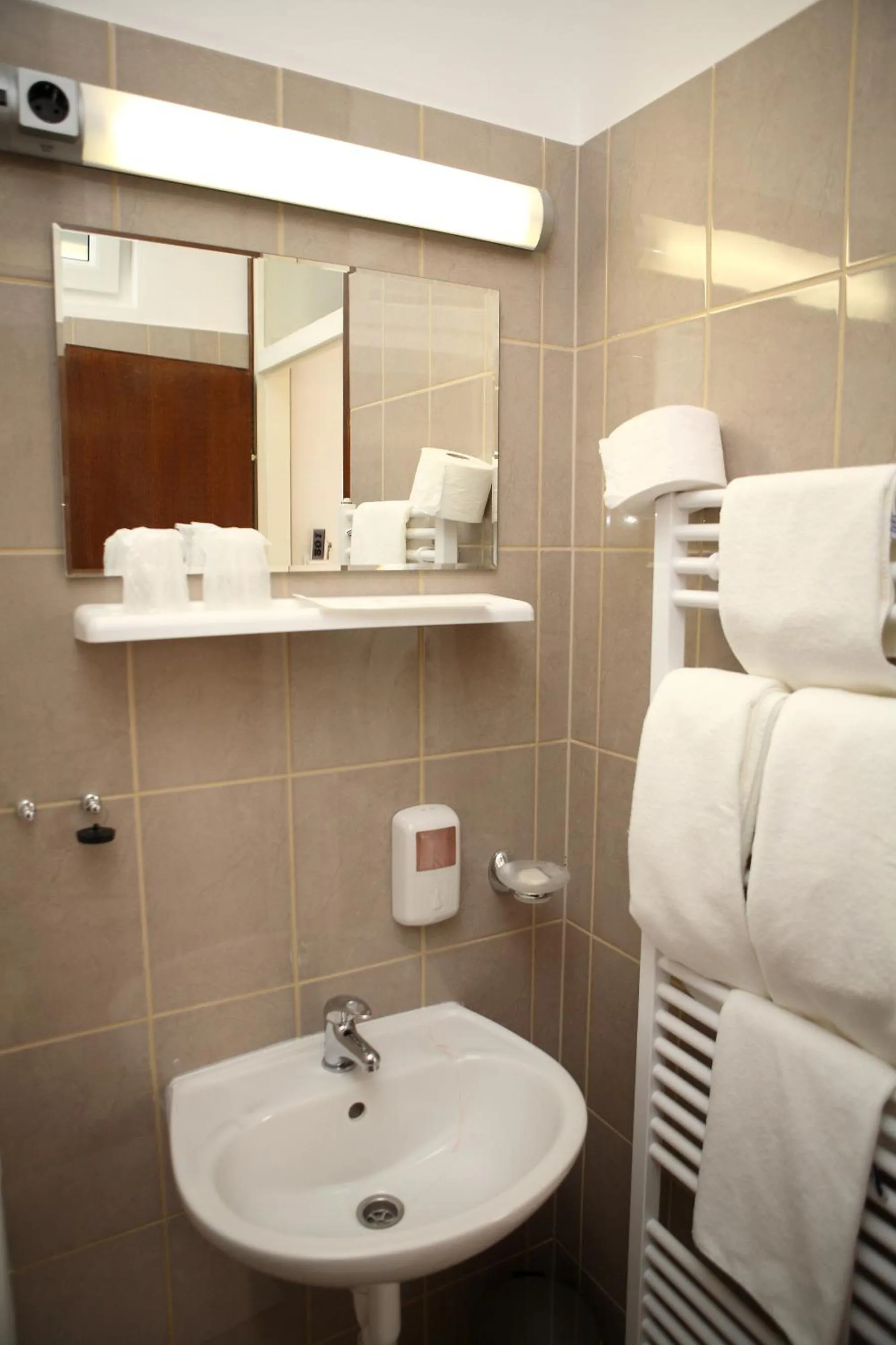 Shower in Hotel Ballet School