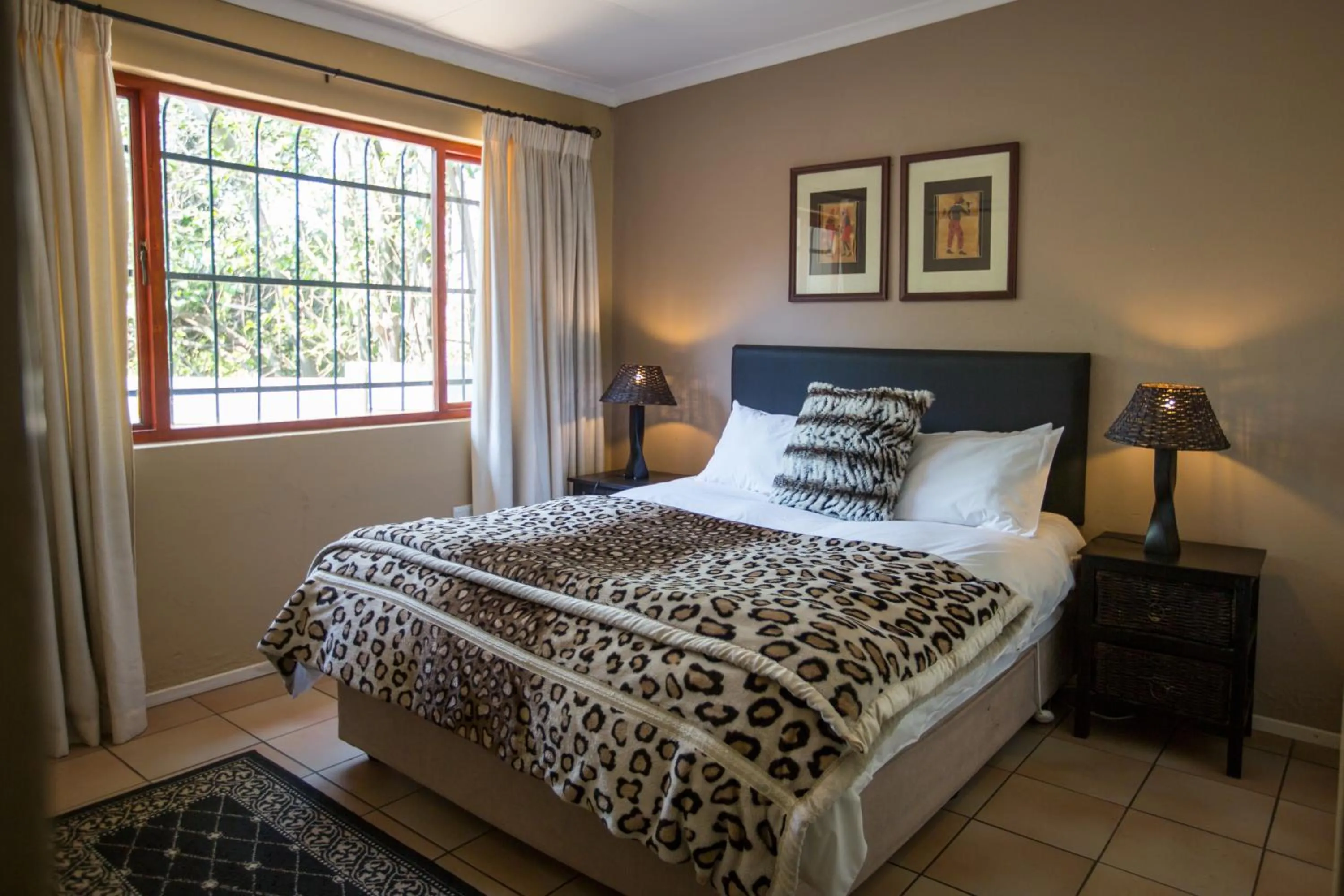 Bedroom, Bed in Moonflower Cottages