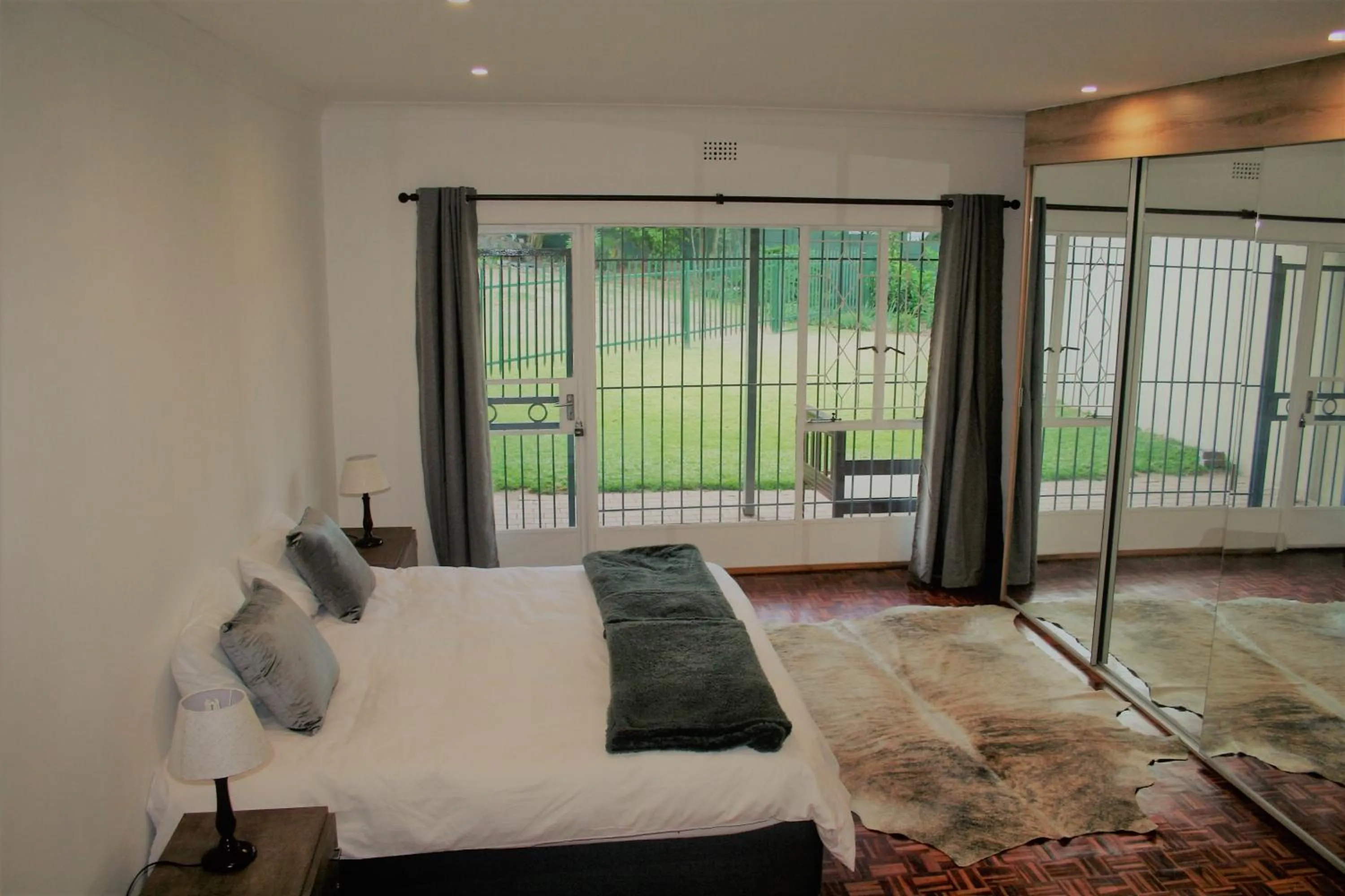 Bedroom, Bed in Moonflower Cottages