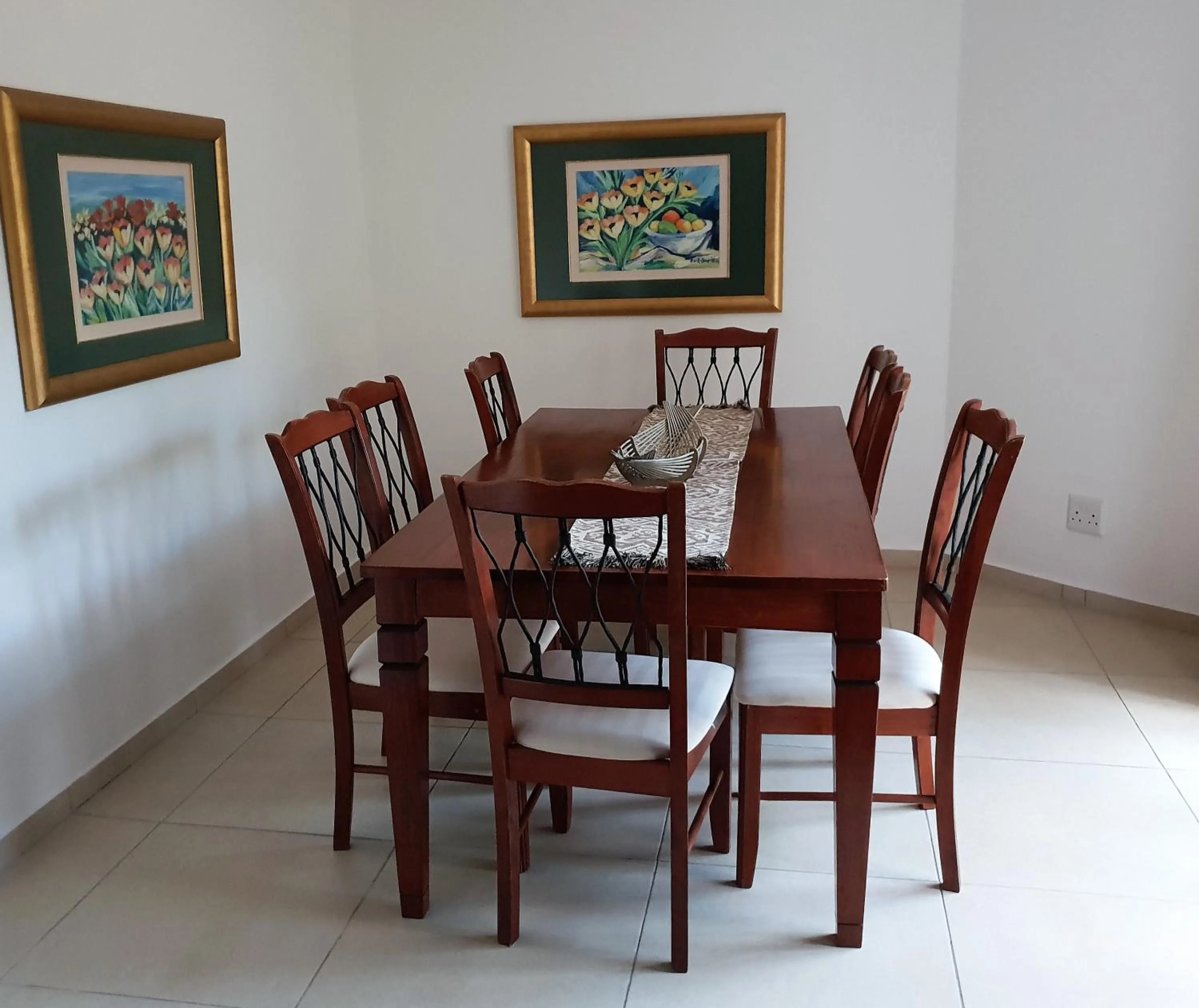 Dining area in Moonflower Cottages
