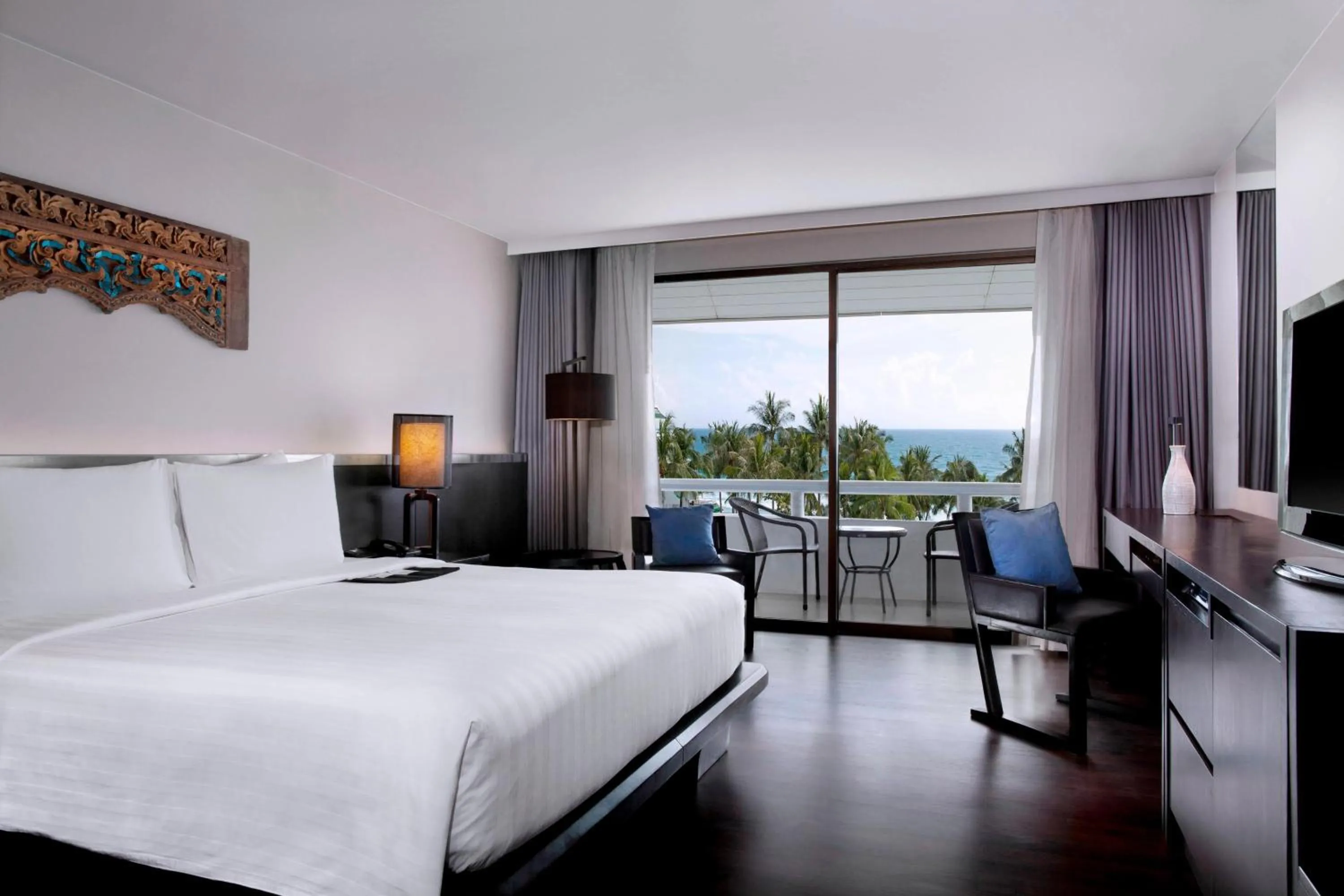 Photo of the whole room, Bed in Le Meridien Phuket Beach Resort