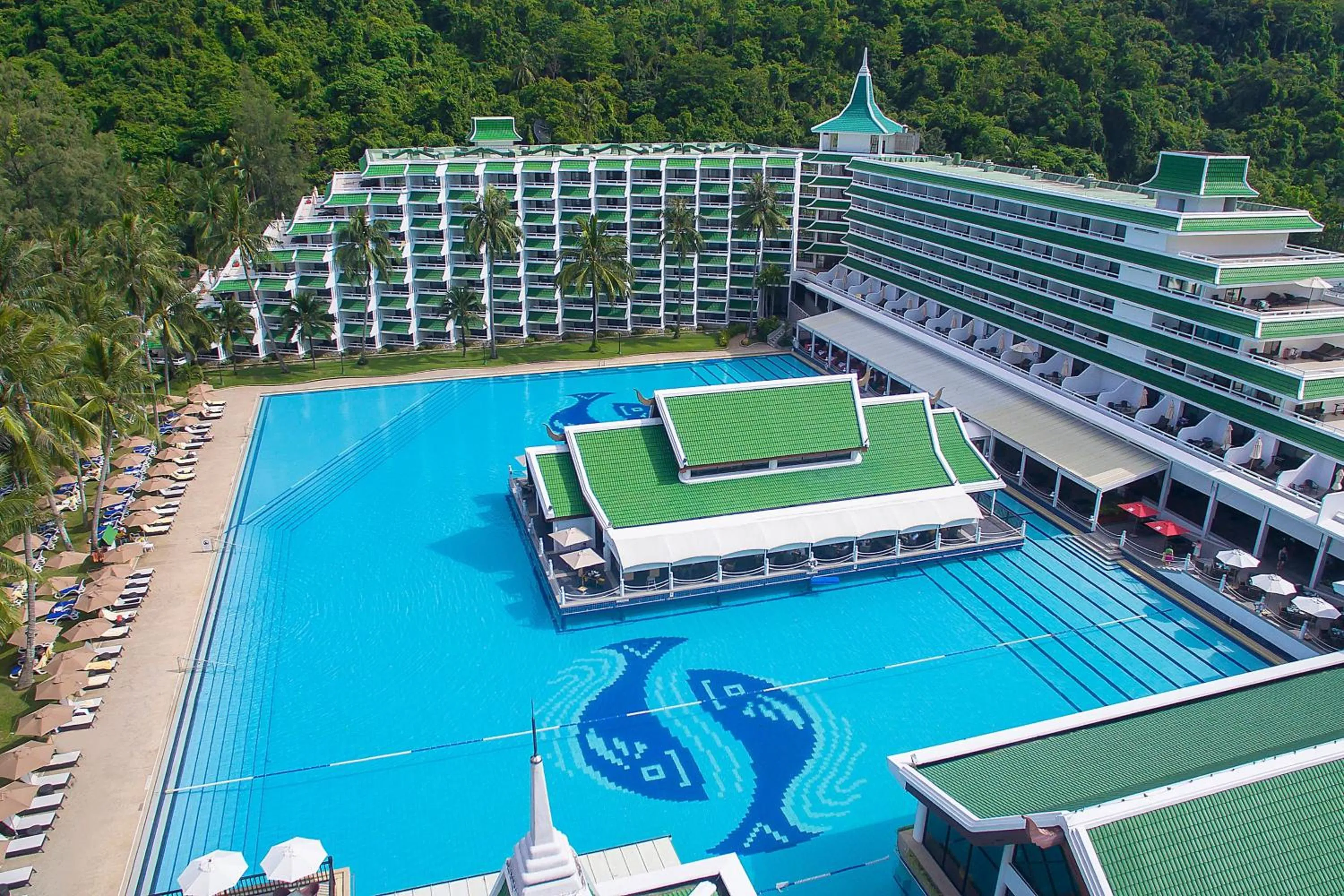 Swimming pool in Le Meridien Phuket Beach Resort
