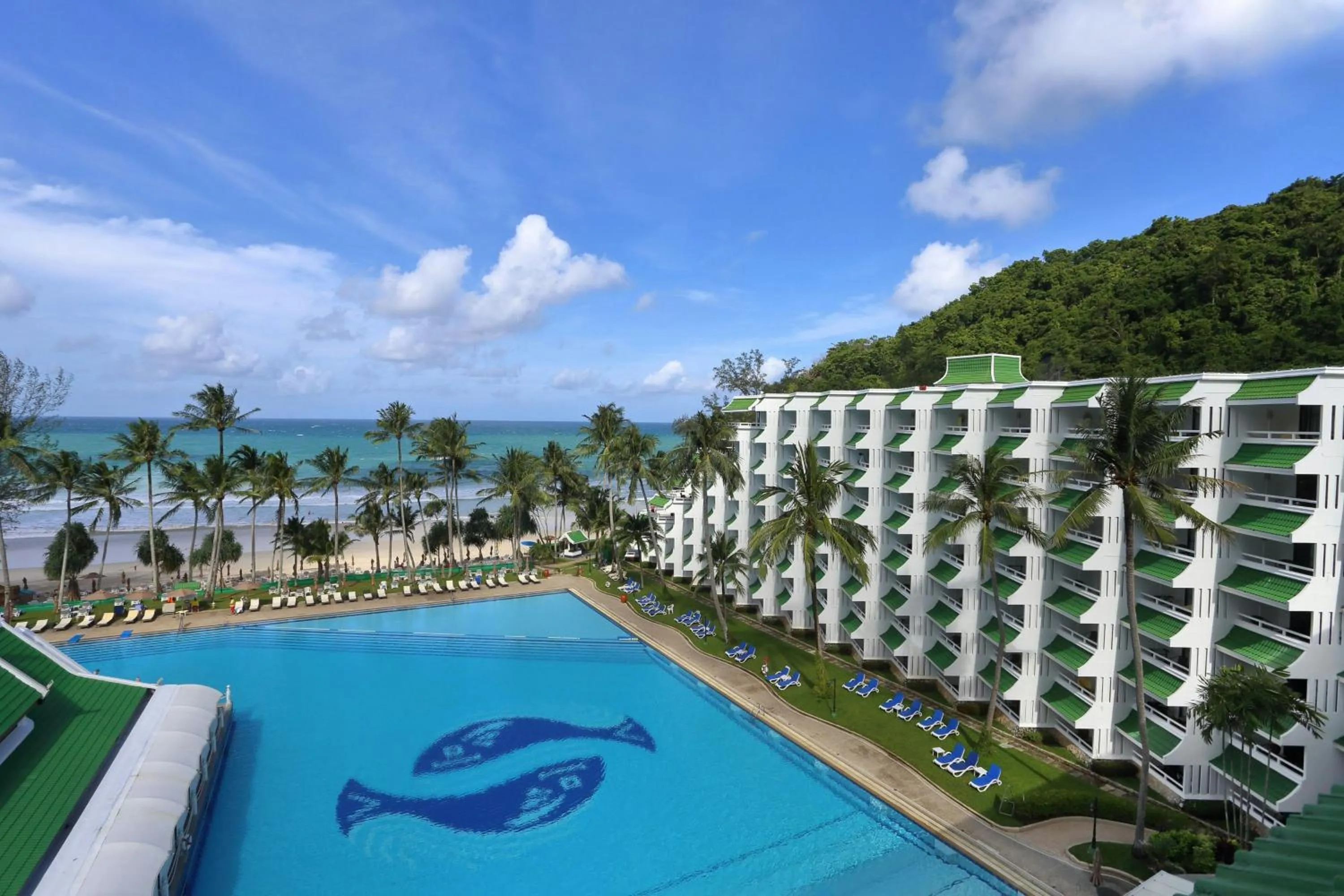 Swimming pool in Le Meridien Phuket Beach Resort