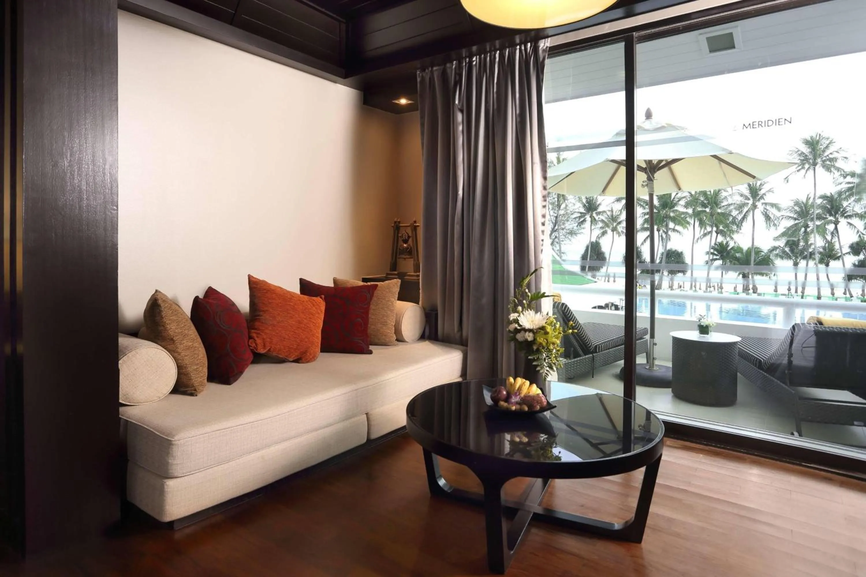 Living room in Le Meridien Phuket Beach Resort