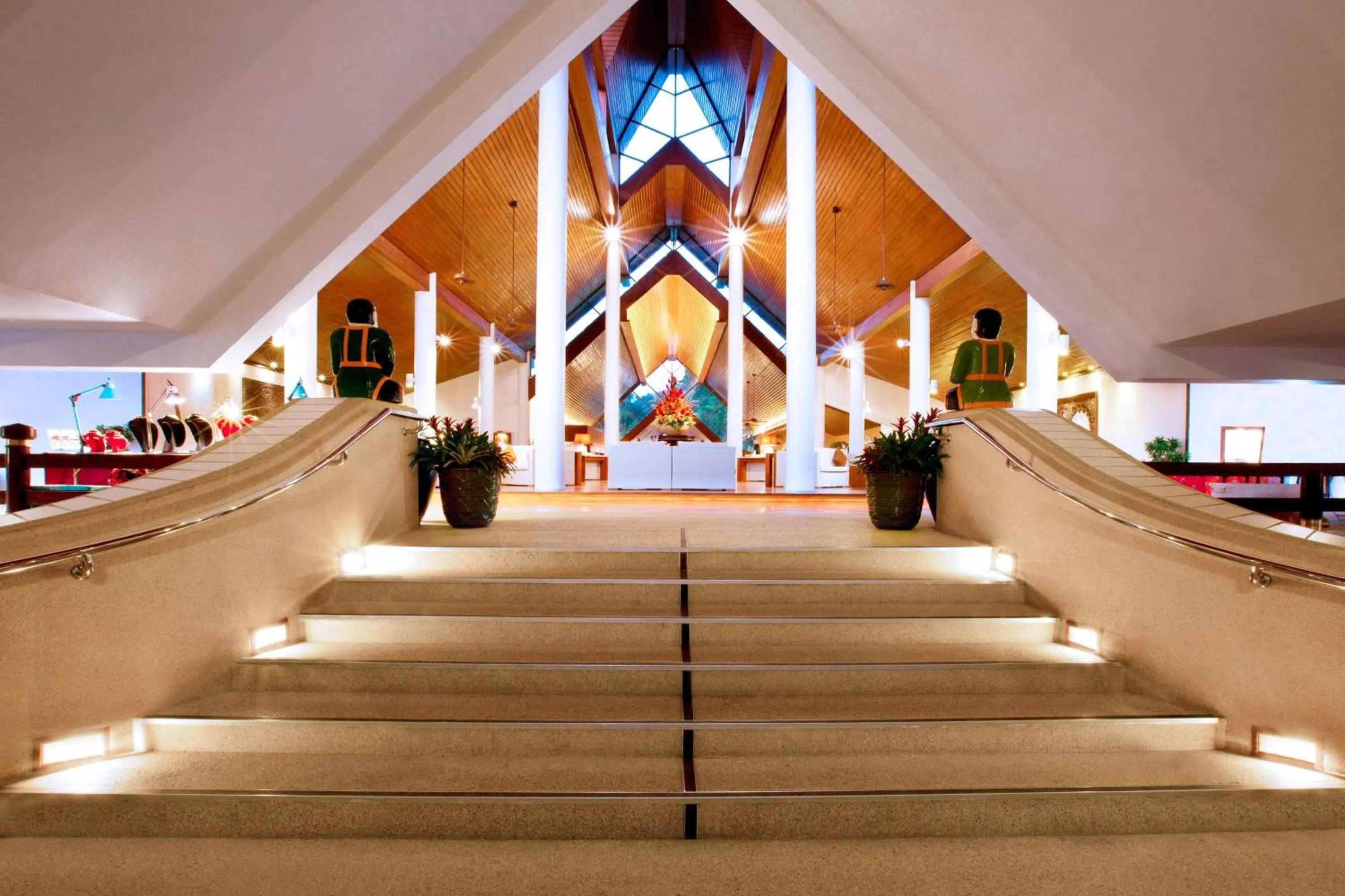 Lounge or bar in Le Meridien Phuket Beach Resort