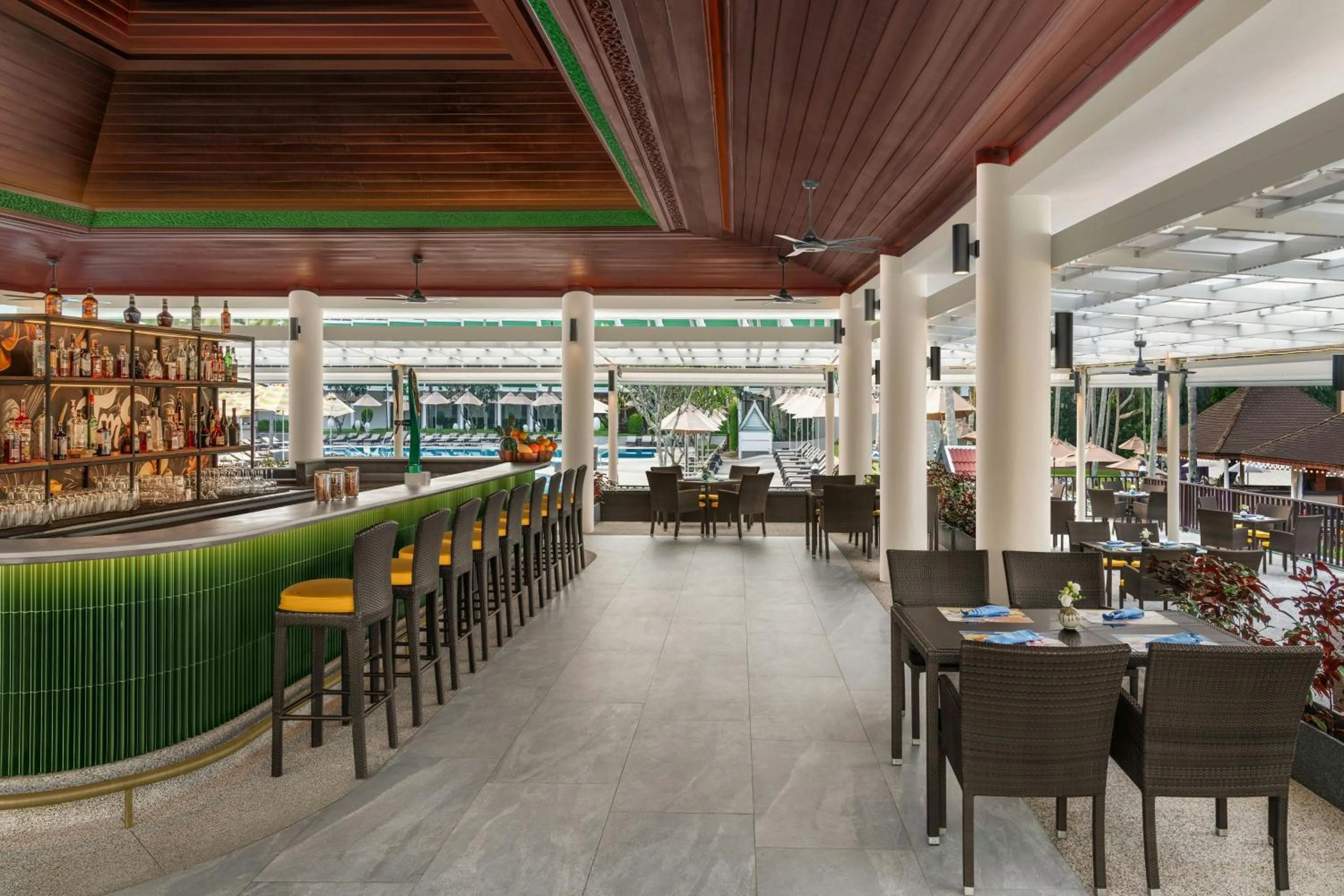 Lounge or bar in Le Meridien Phuket Beach Resort