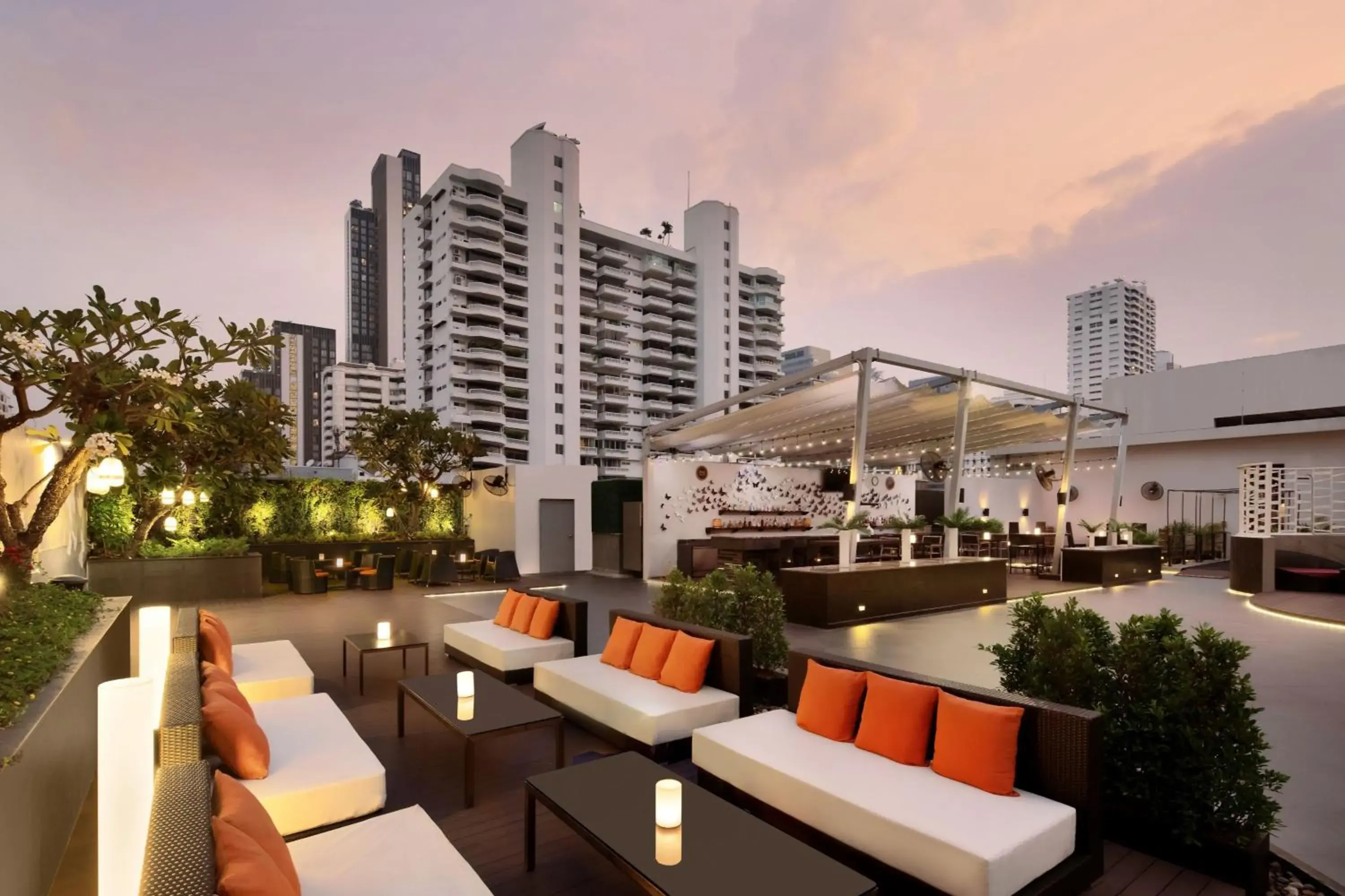 Lounge or bar in Four Points by Sheraton Bangkok, Sukhumvit 15 Lounge or bar in Four Points by Sheraton Bangkok, Sukhumvit 15