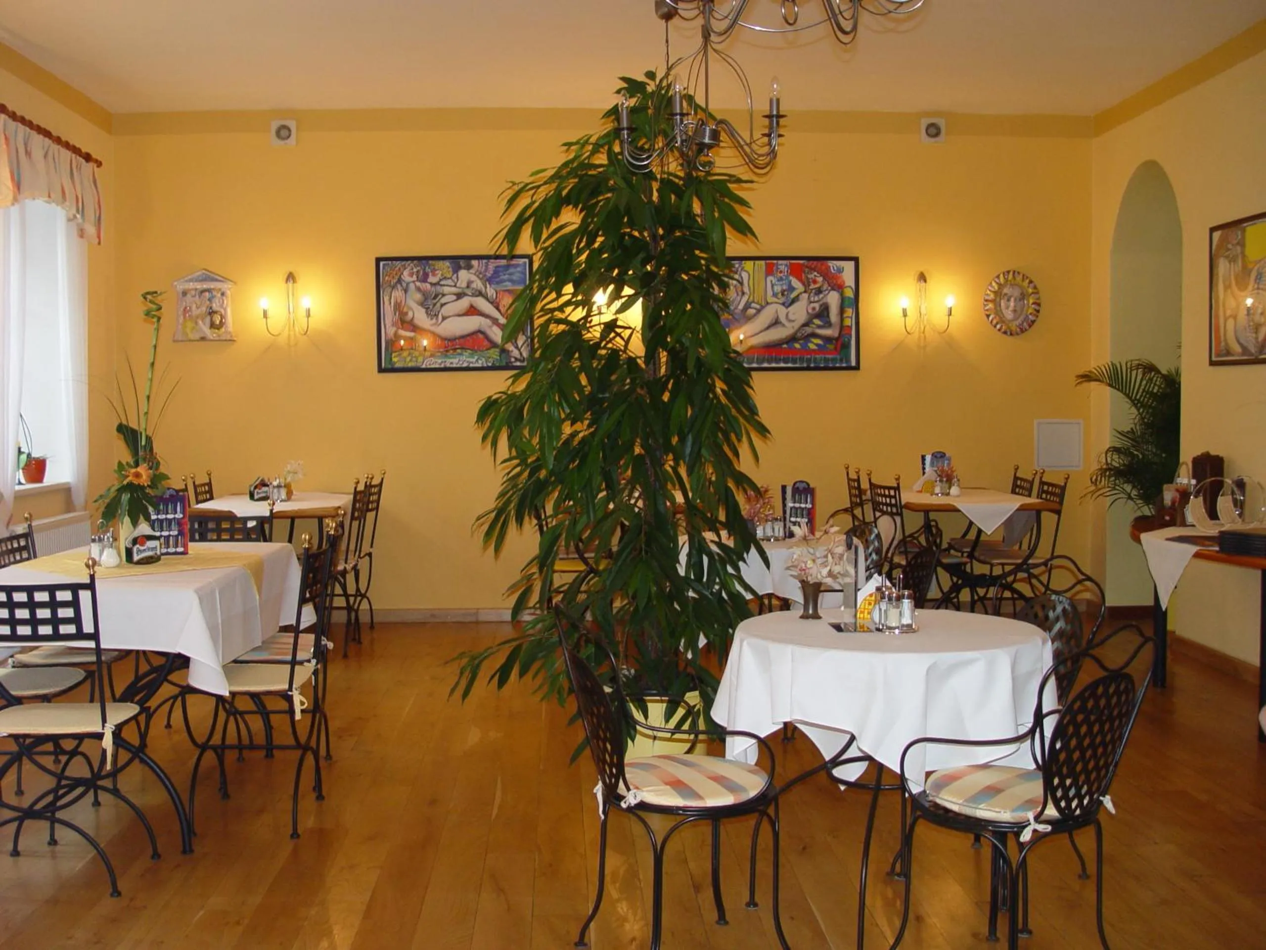 Restaurant/places to eat in Hotel Galerie