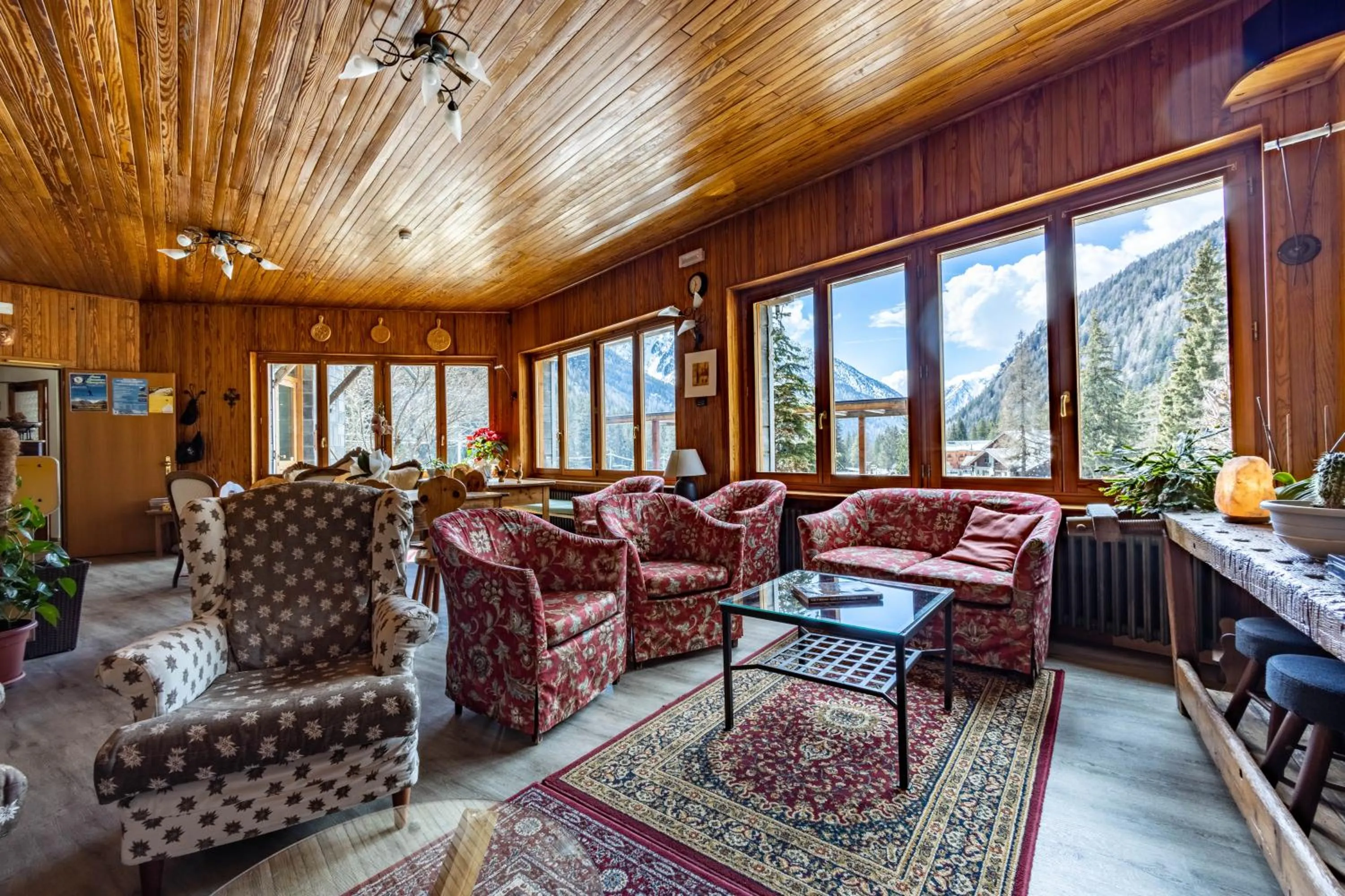 Communal lounge/ TV room in Hotel Le Campagnol