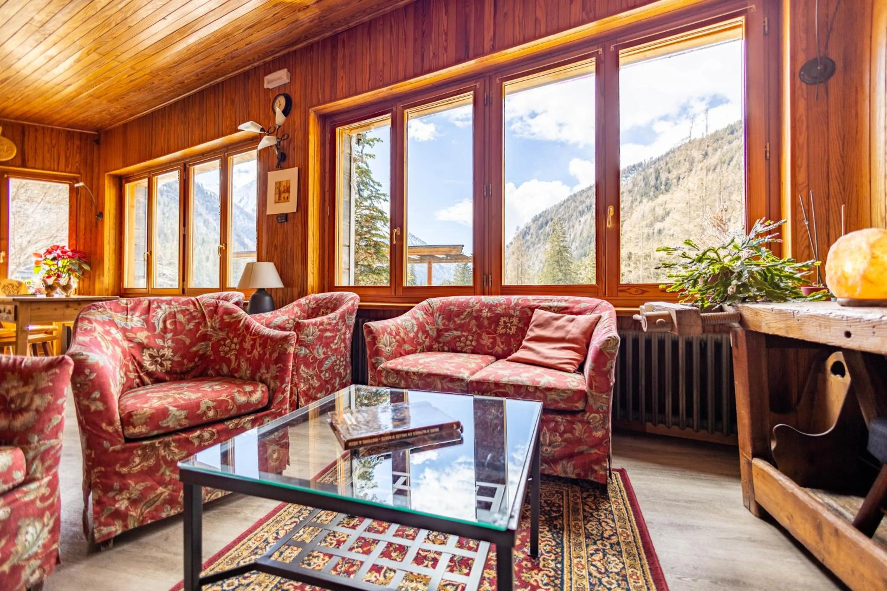 Communal lounge/ TV room in Hotel Le Campagnol
