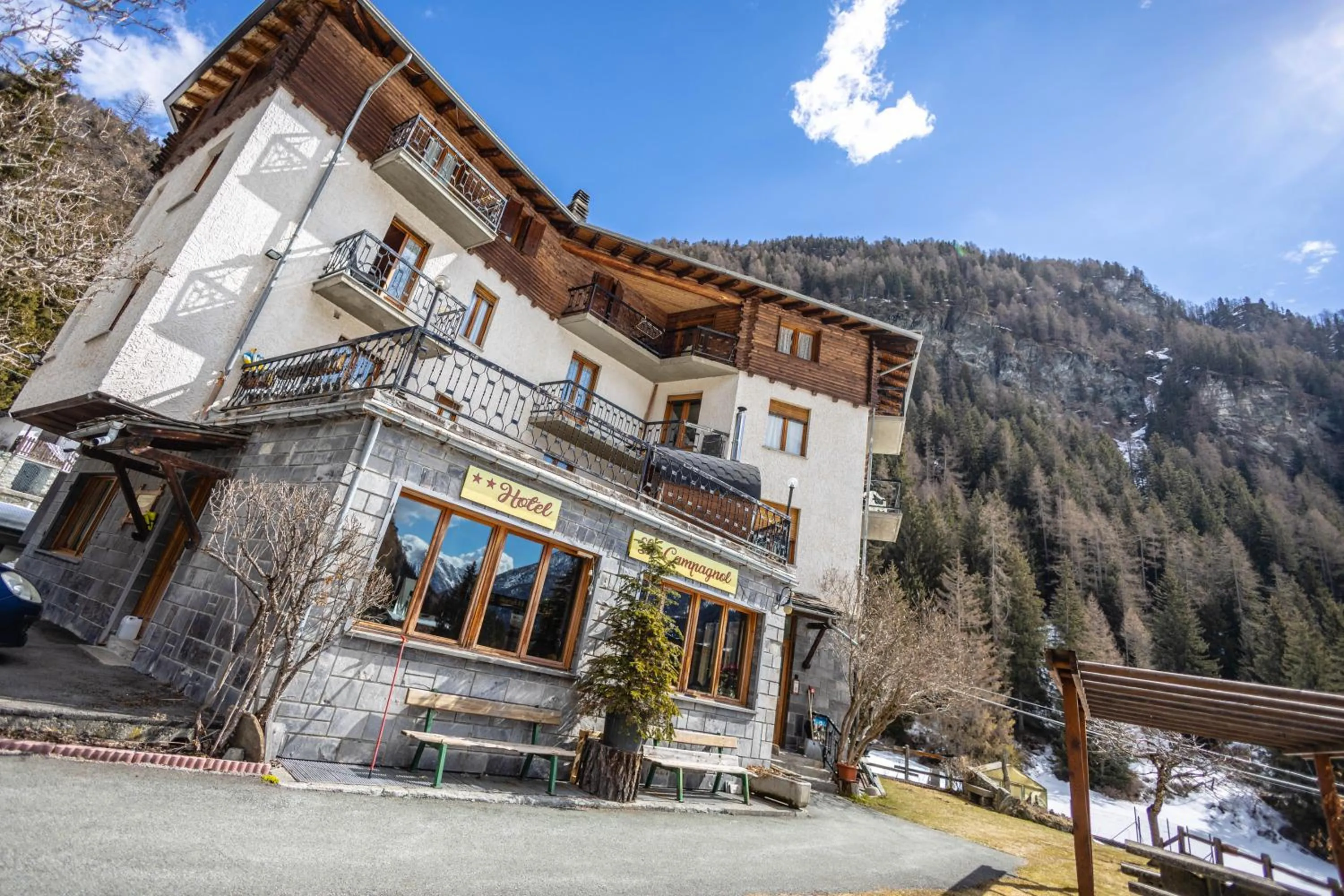 Property building in Hotel Le Campagnol