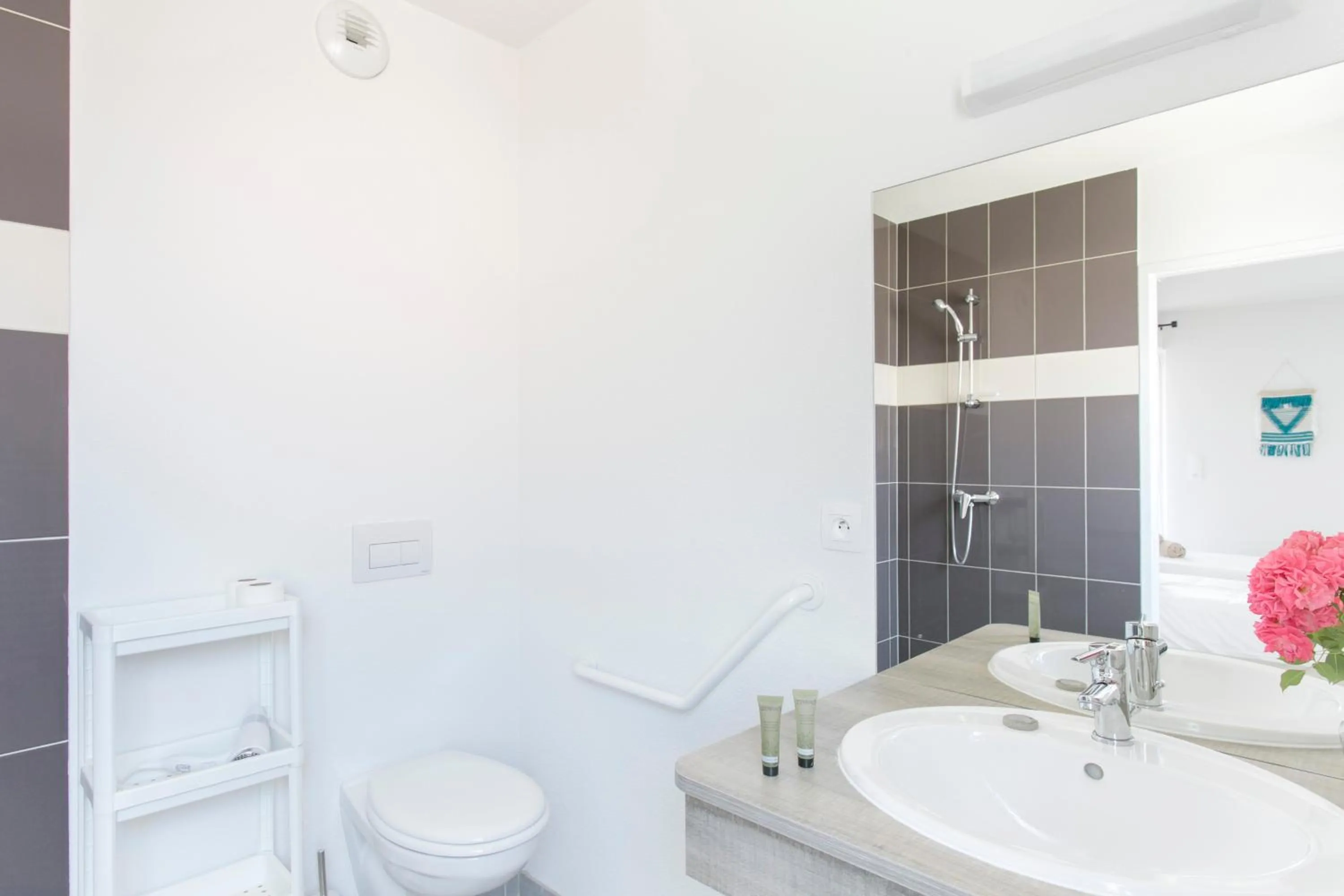 Bathroom in Zenao Appart'hôtels Mulhouse