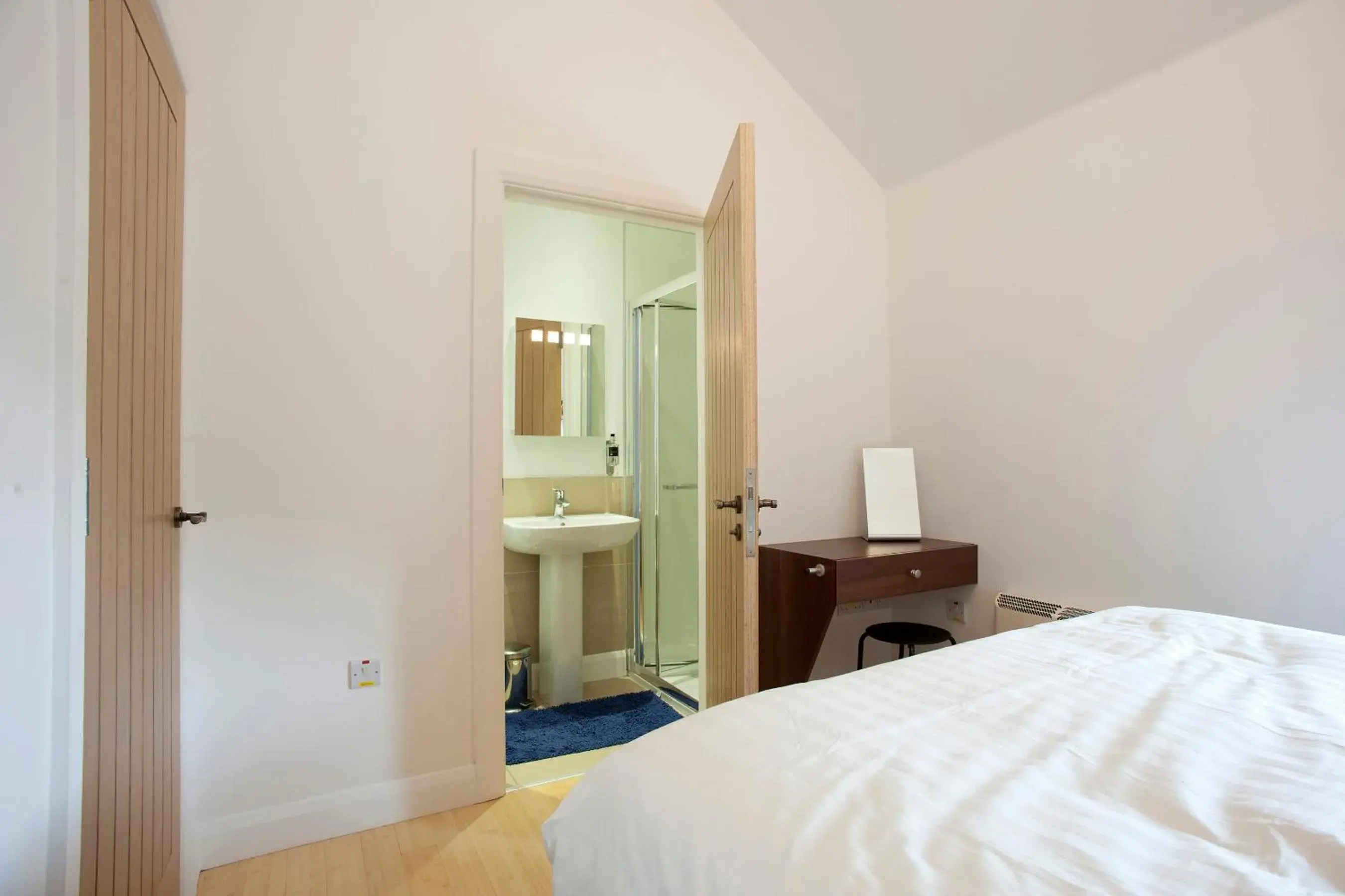 Shower, Bed in The Pyjama Factory Shower, Bed in The Pyjama Factory