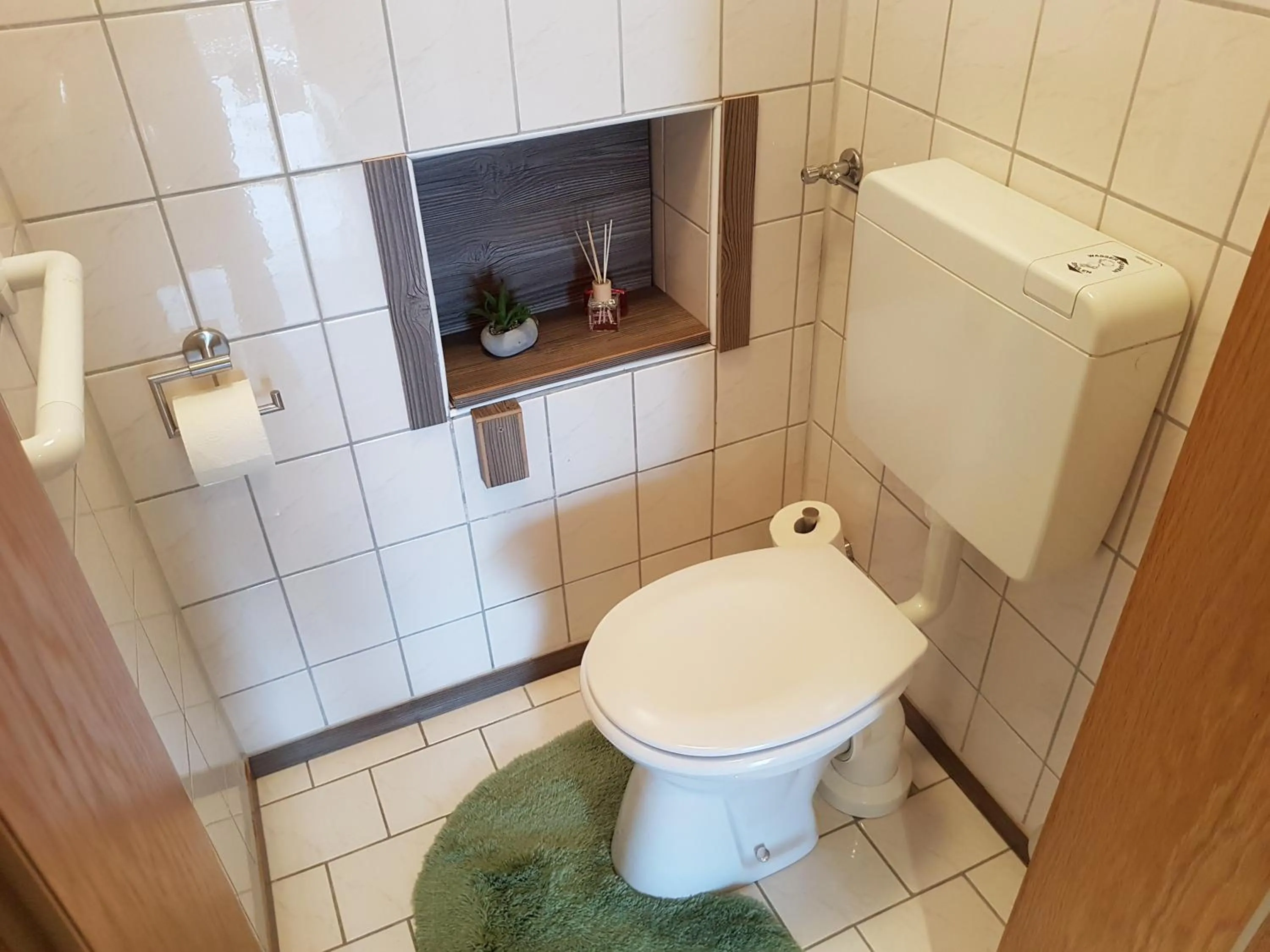 Toilet in Ferienwohnung Dersch