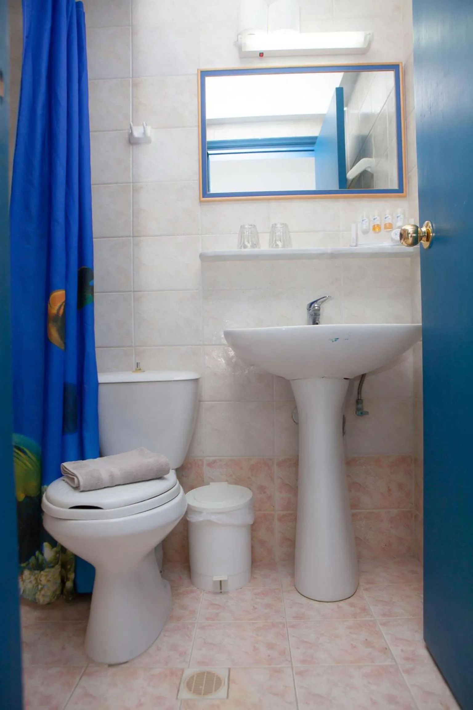 Toilet in Vardes Hotel Studios