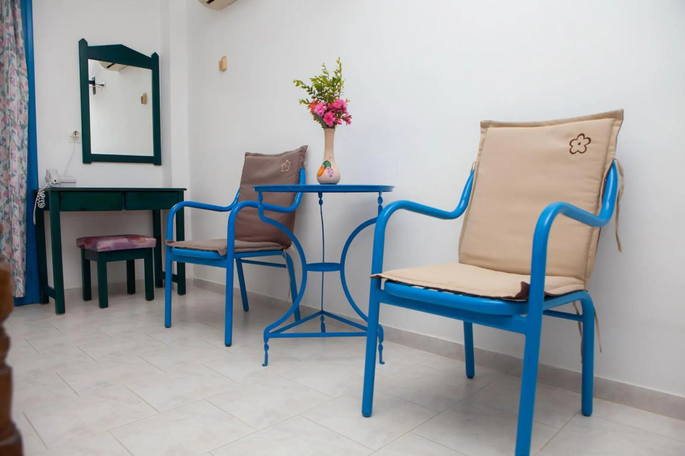 Seating area in Vardes Hotel Studios