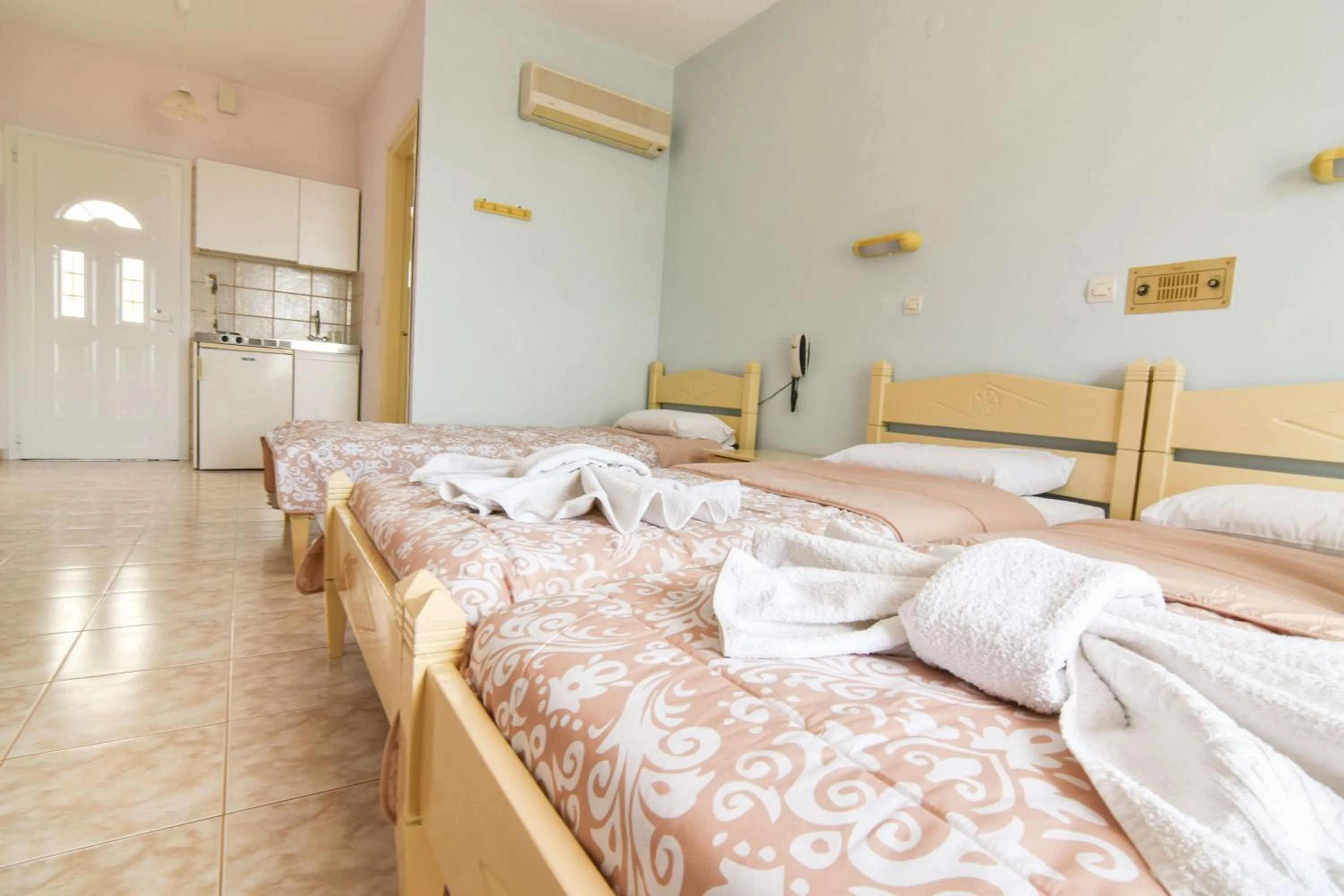 Bed in Vardes Hotel Studios