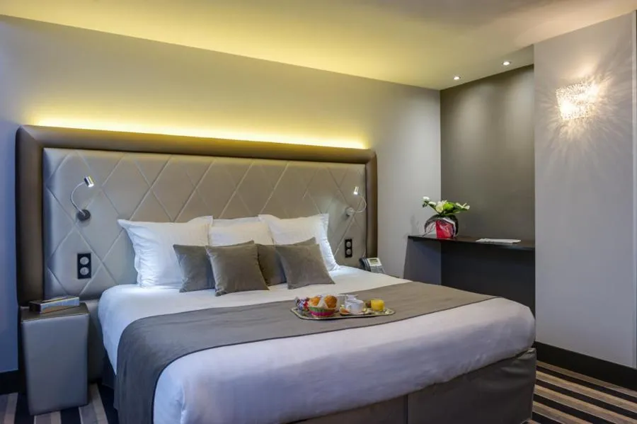 Bed in Hôtel Le Châteaubriant