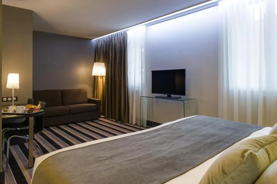 Bed in Hôtel Le Châteaubriant