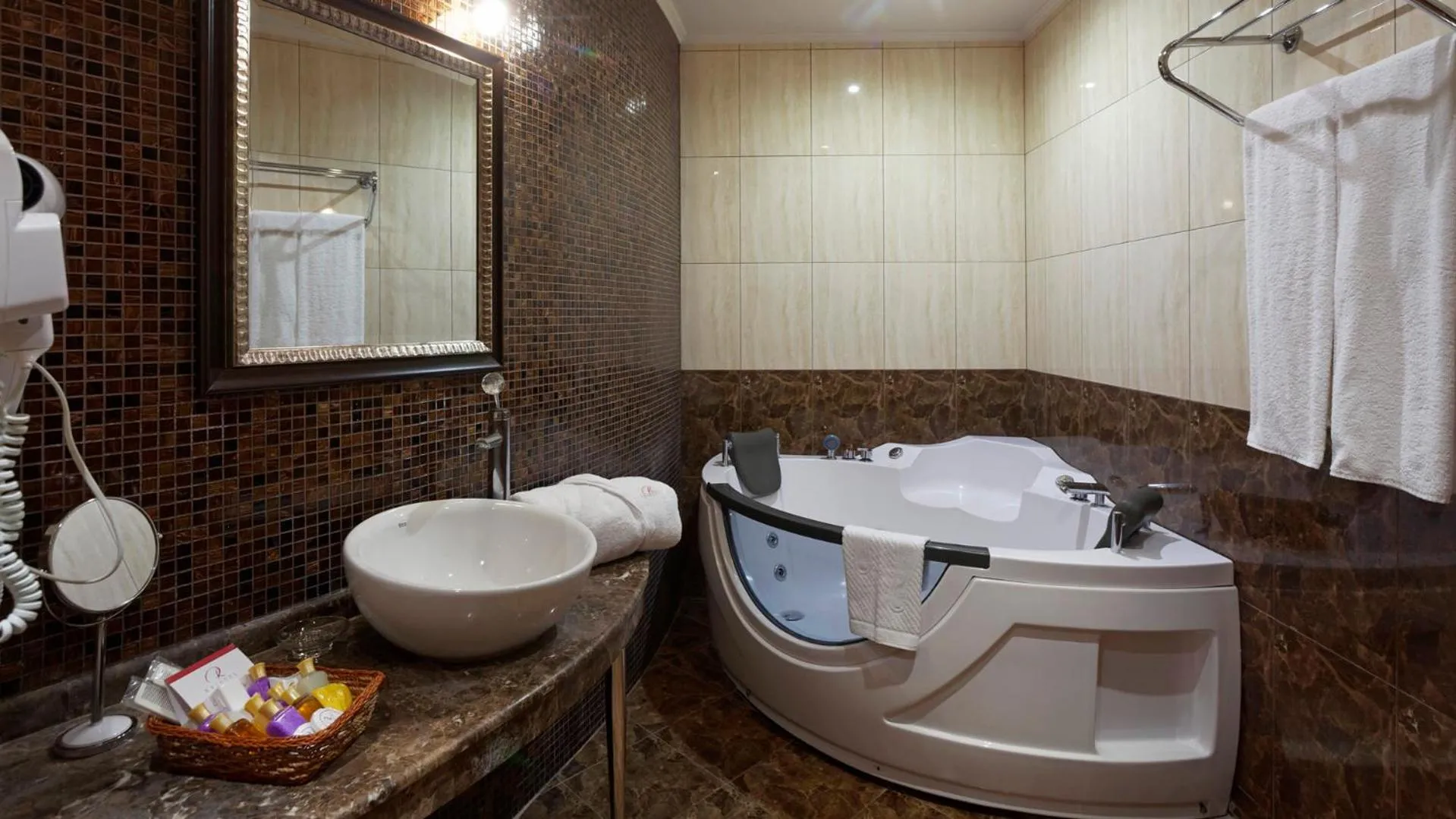 Hot Tub in Kristel Hotel
