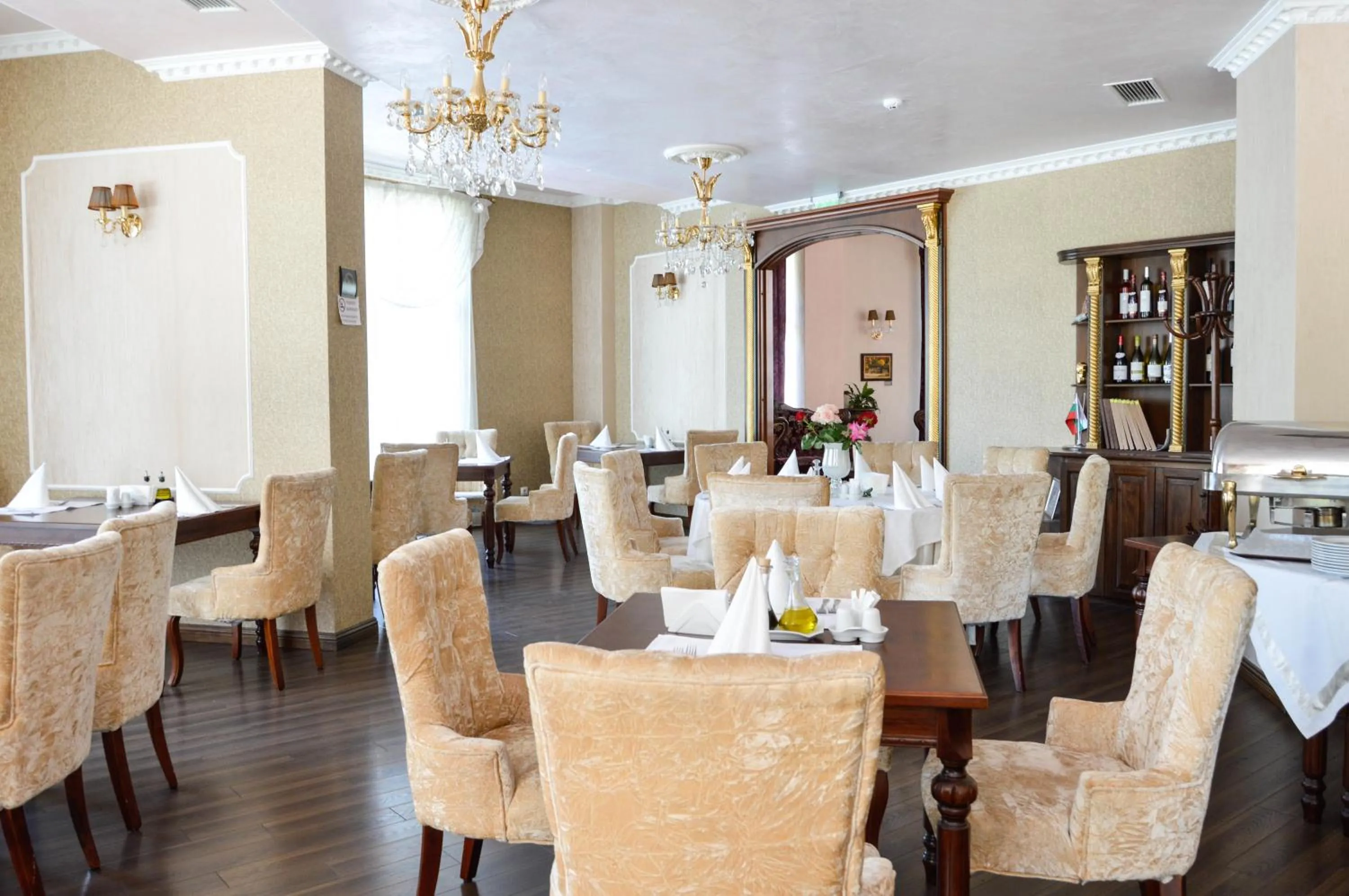 Restaurant/places to eat in Kristel Hotel