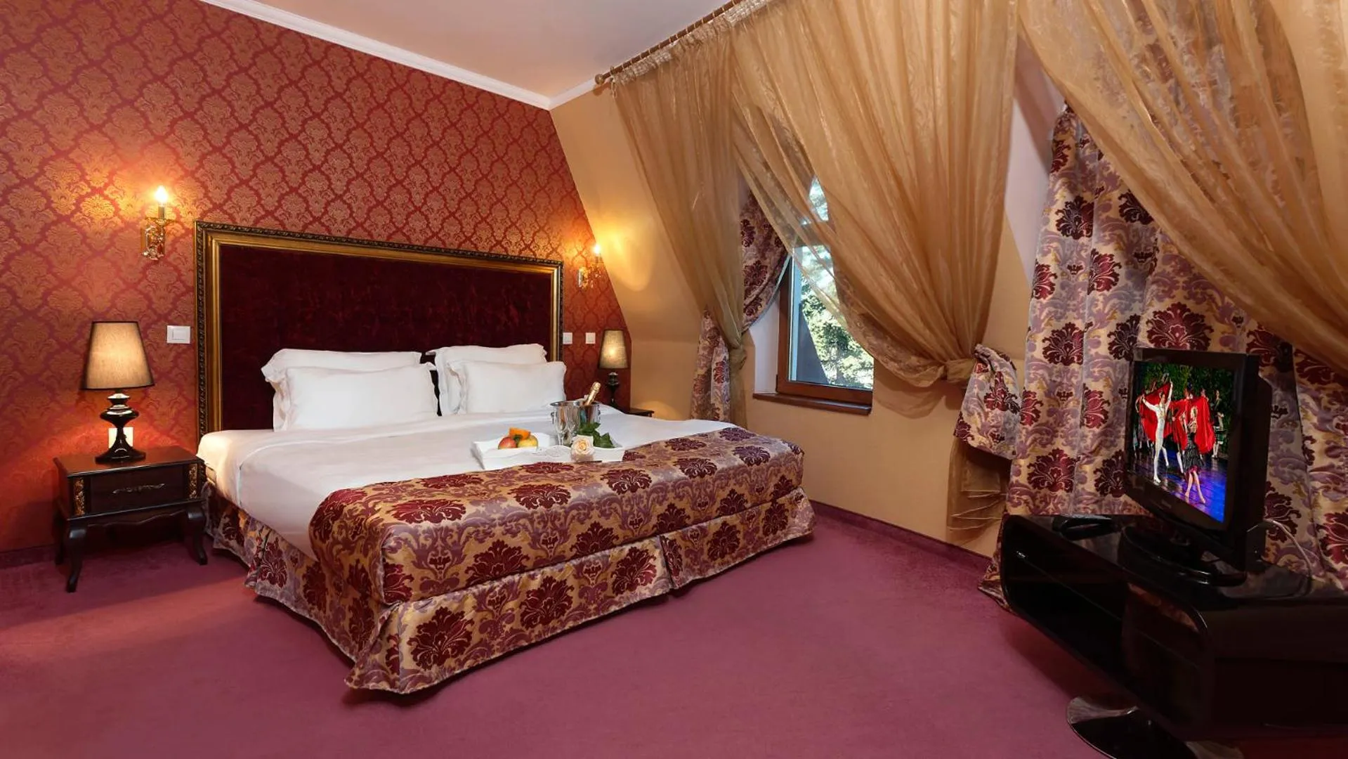 Bedroom, Bed in Kristel Hotel