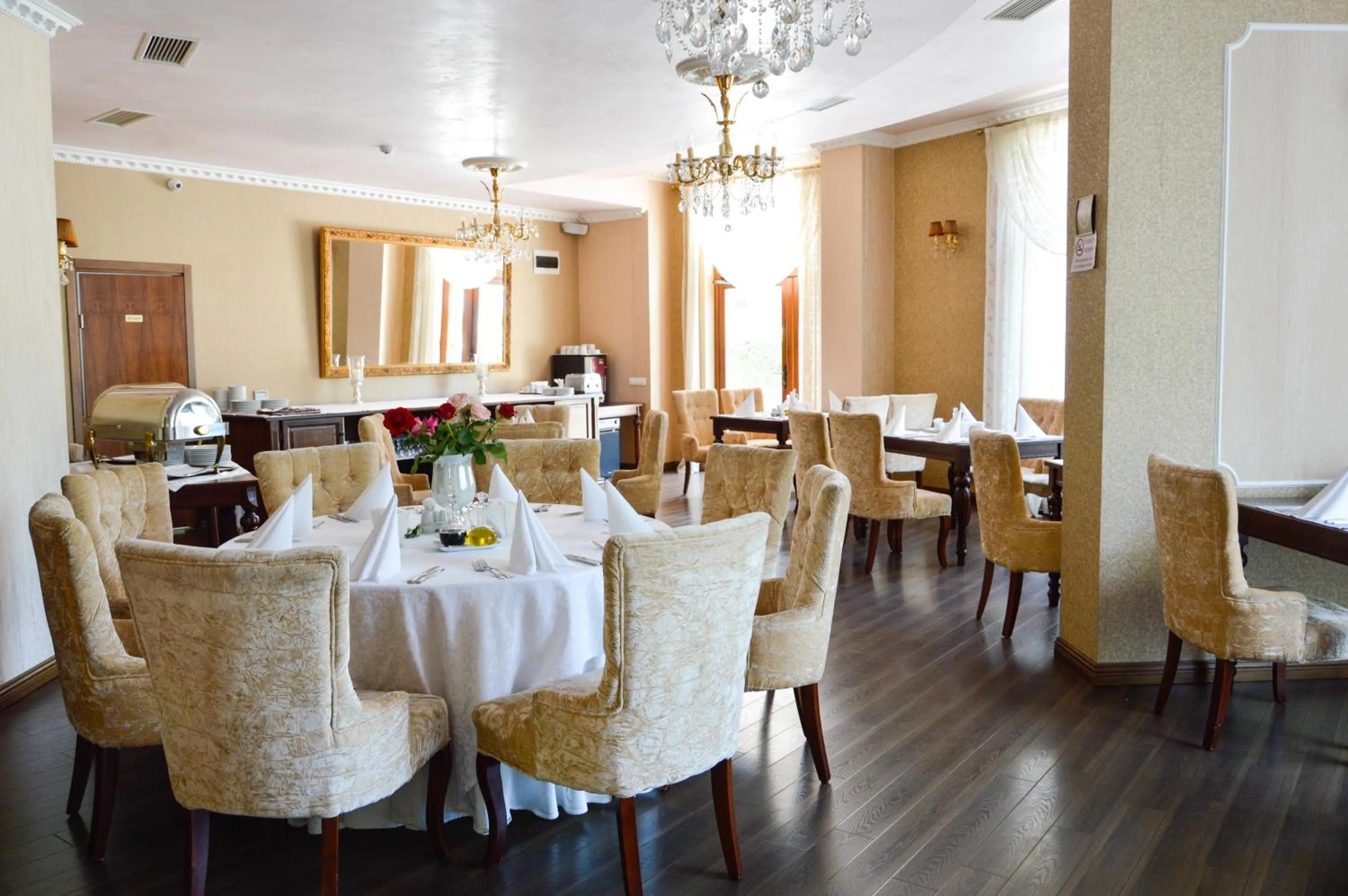 Restaurant/places to eat in Kristel Hotel