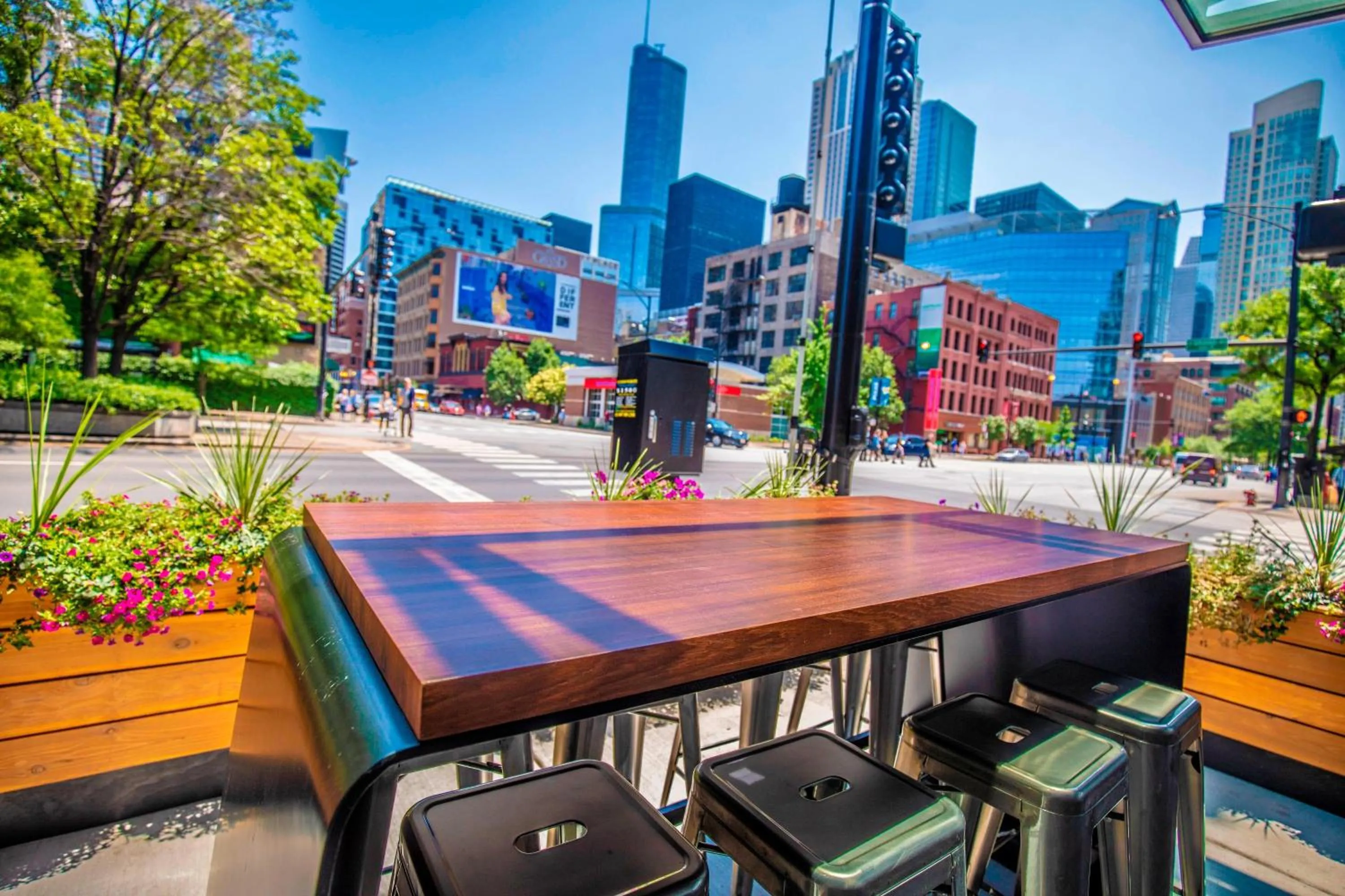 Lounge or bar in Moxy Chicago Downtown