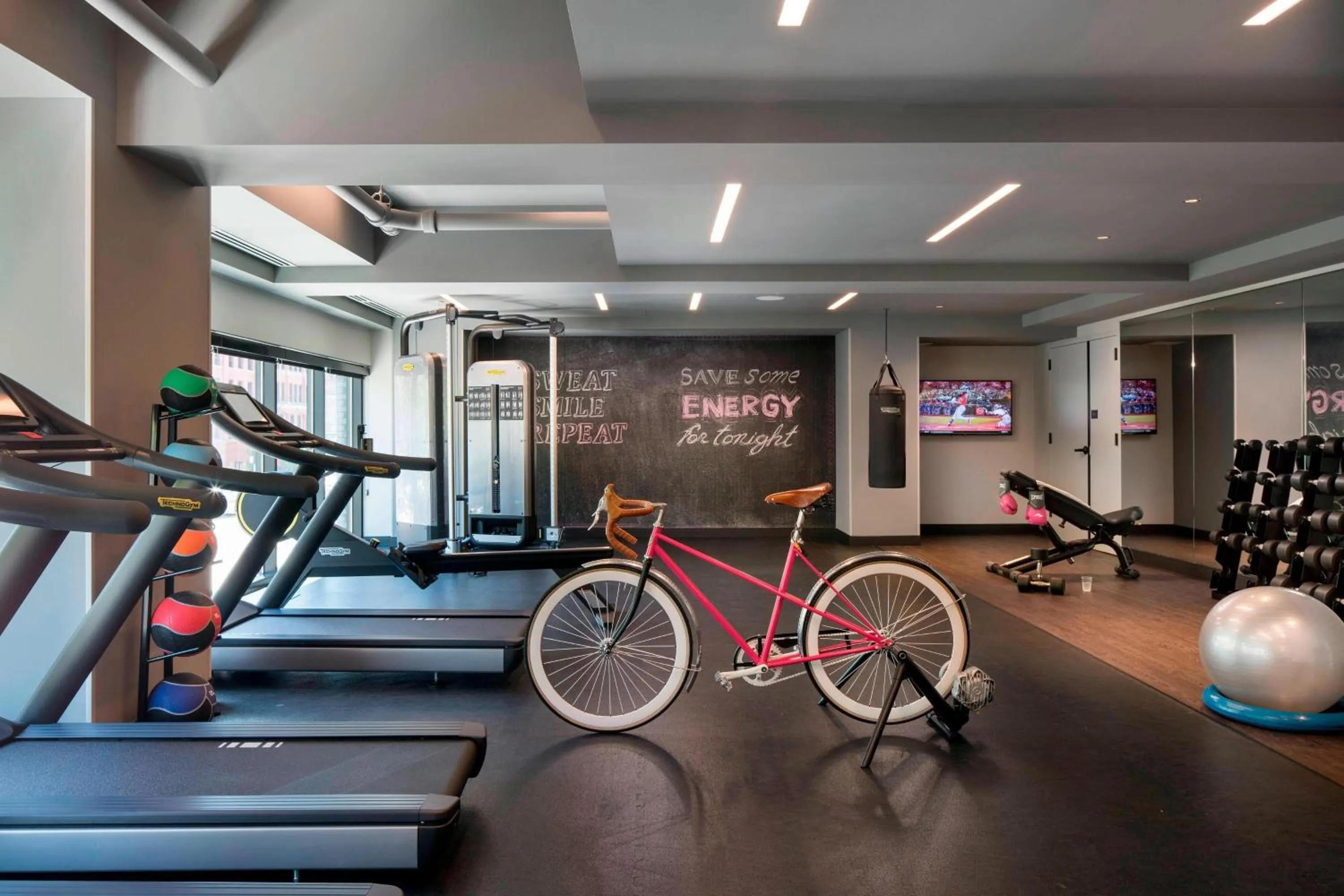Fitness centre/facilities in Moxy Chicago Downtown
