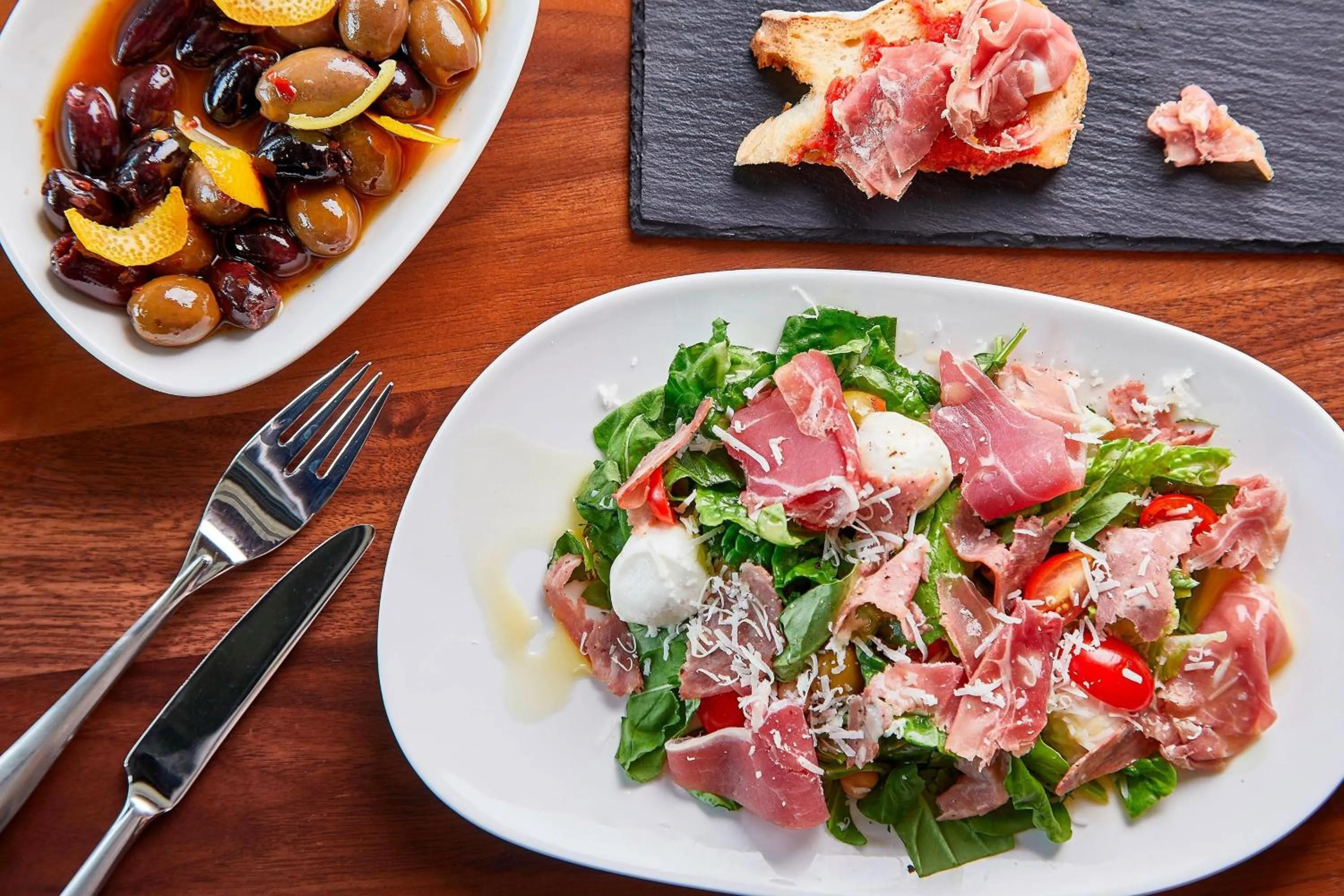 Lounge or bar in AC Hotel by Marriott Cleveland Beachwood