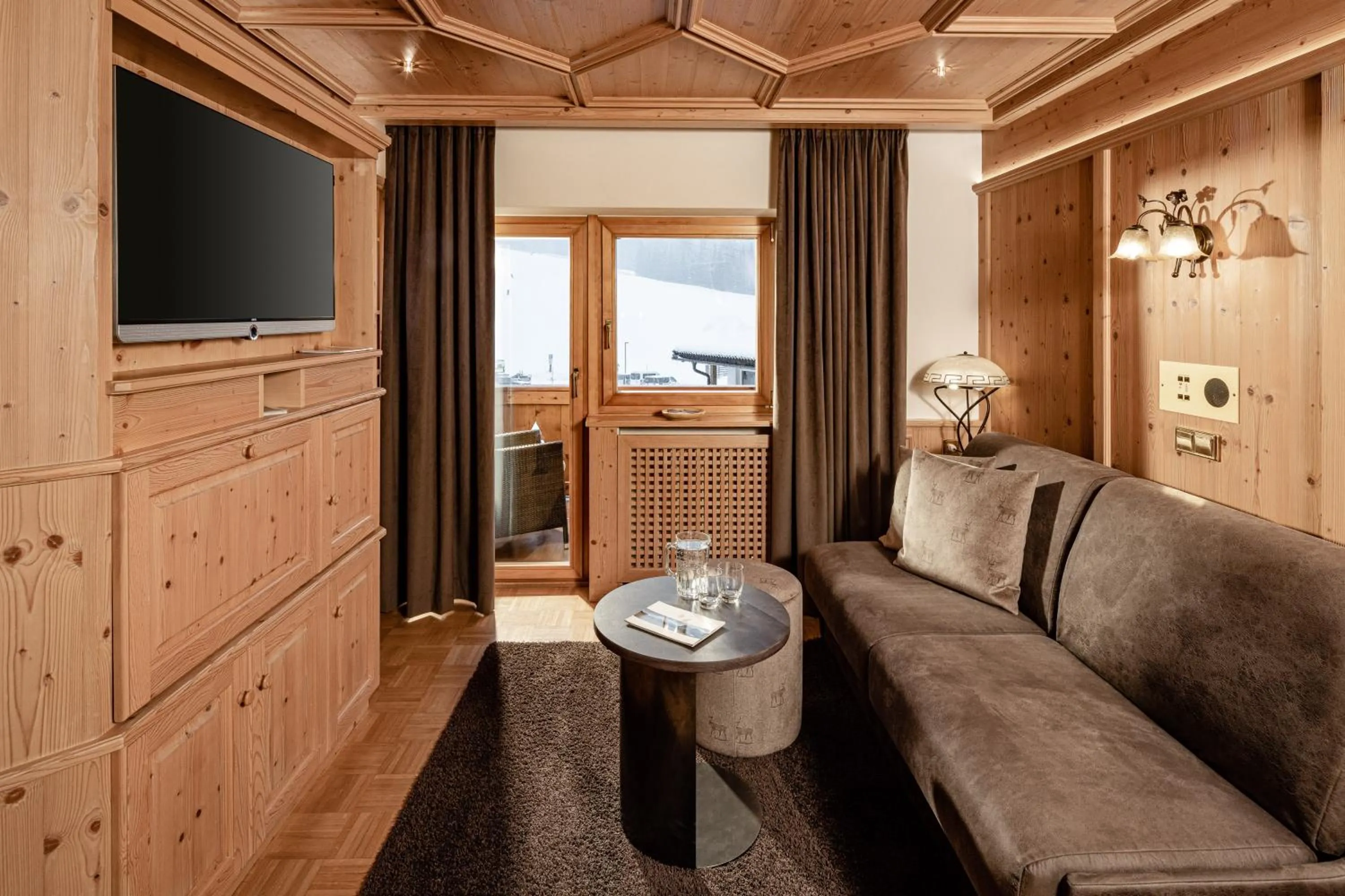 TV and multimedia in Suites Hotel Garden