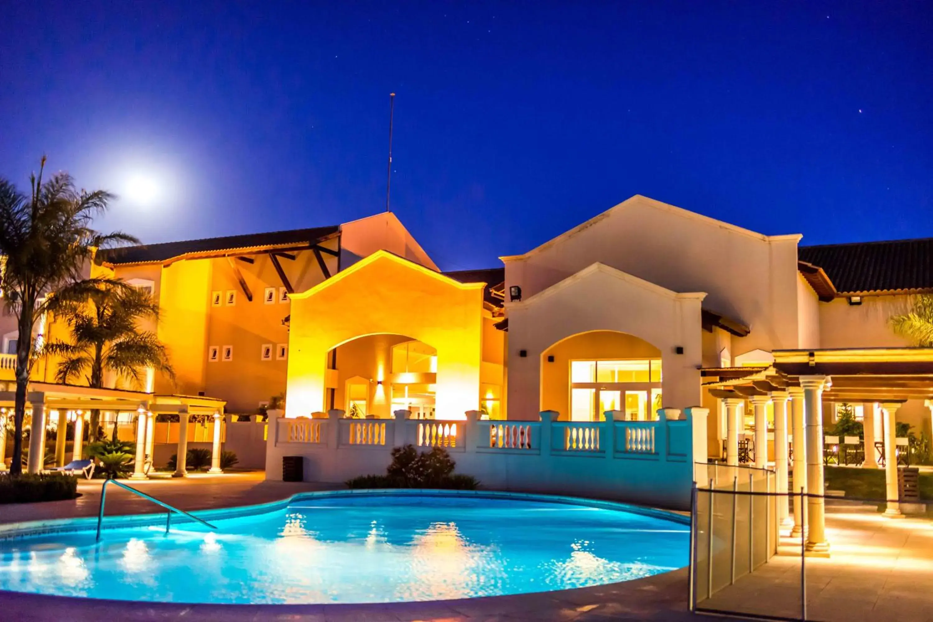 Swimming pool in Howard Johnson Resort Spa & Convention Center Swimming pool in Howard Johnson Resort Spa & Convention Center