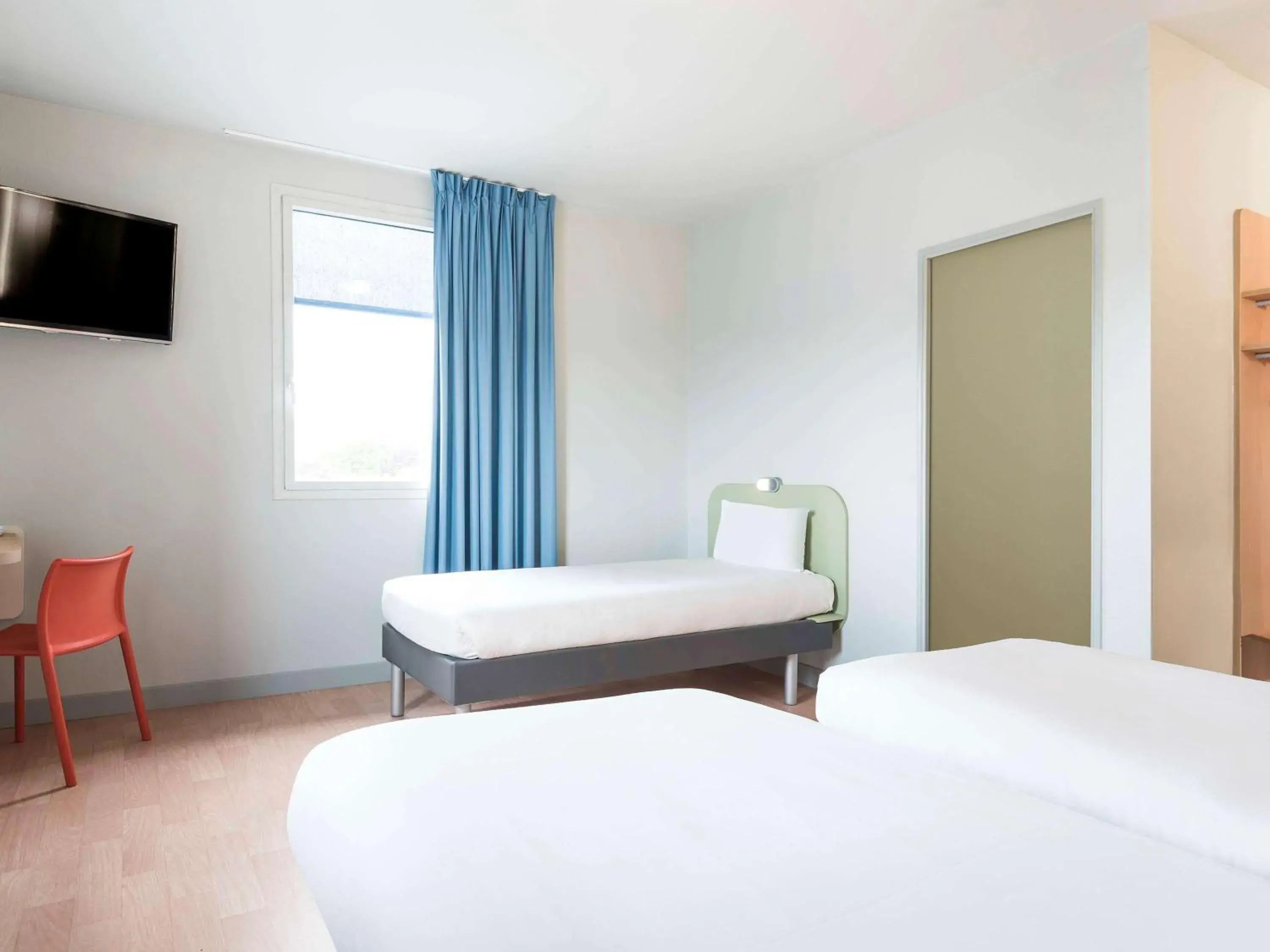 Photo of the whole room, Bed in ibis Budget Bobigny Pantin