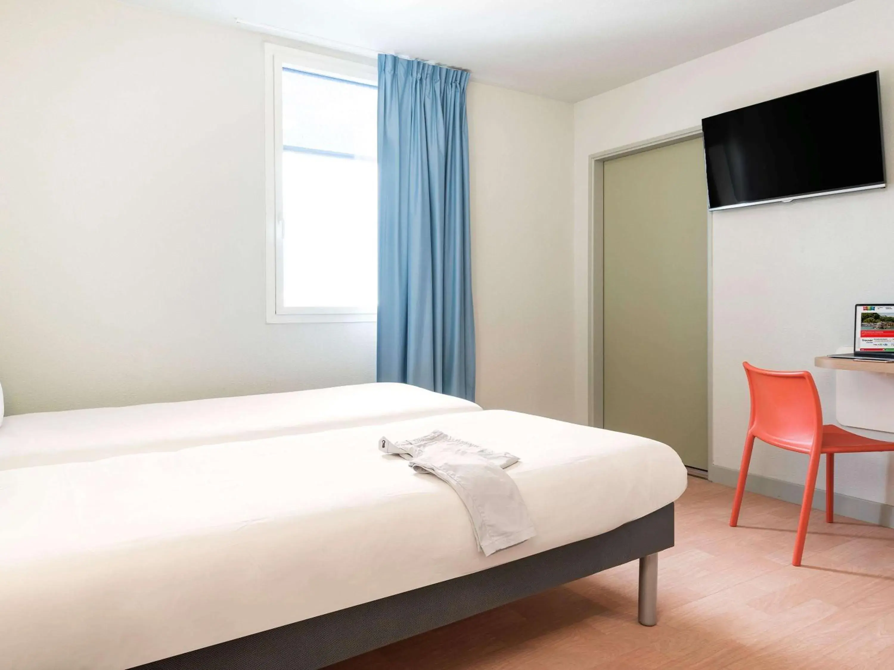 Photo of the whole room, Bed in ibis Budget Bobigny Pantin