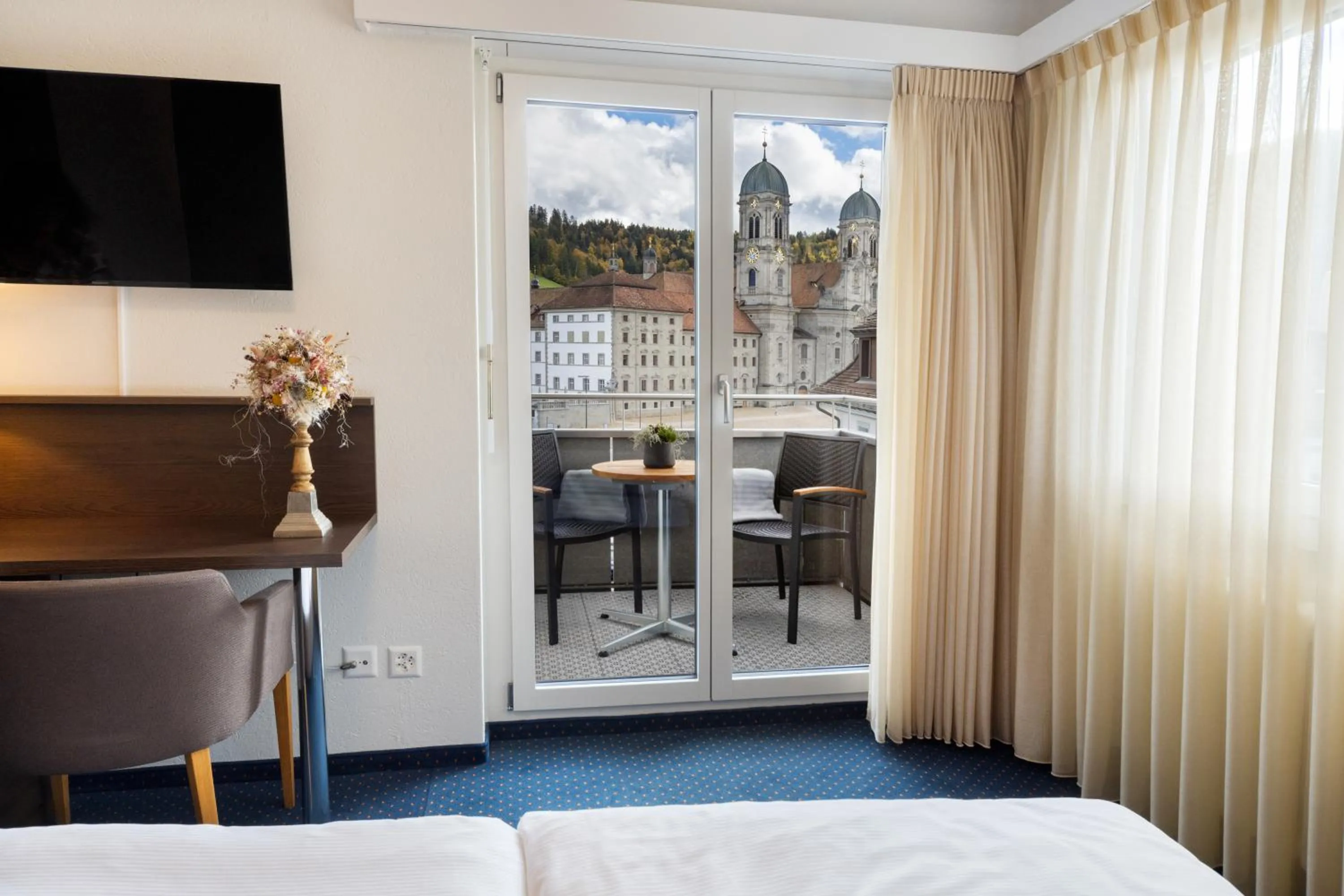 View (from property/room), Bed in Hotel Drei Könige