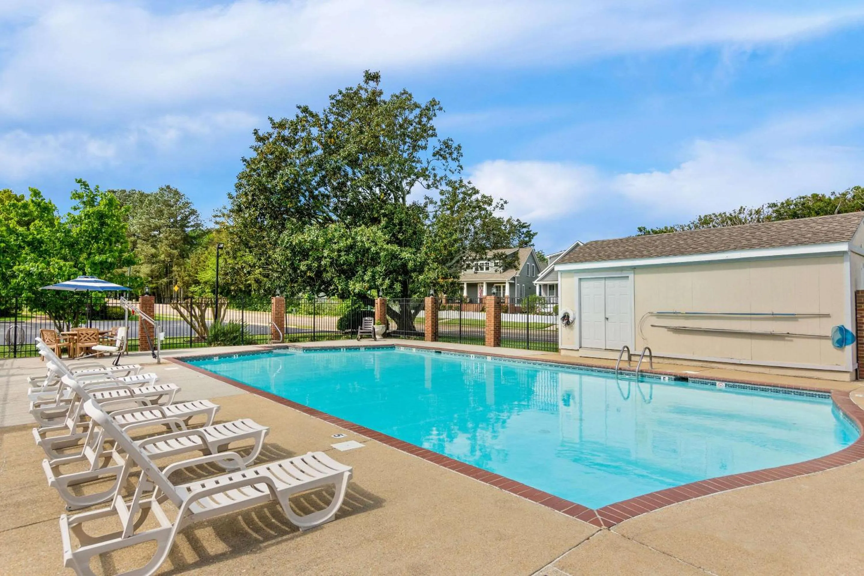 Swimming pool in Rodeway Inn Williamsburg Edge District