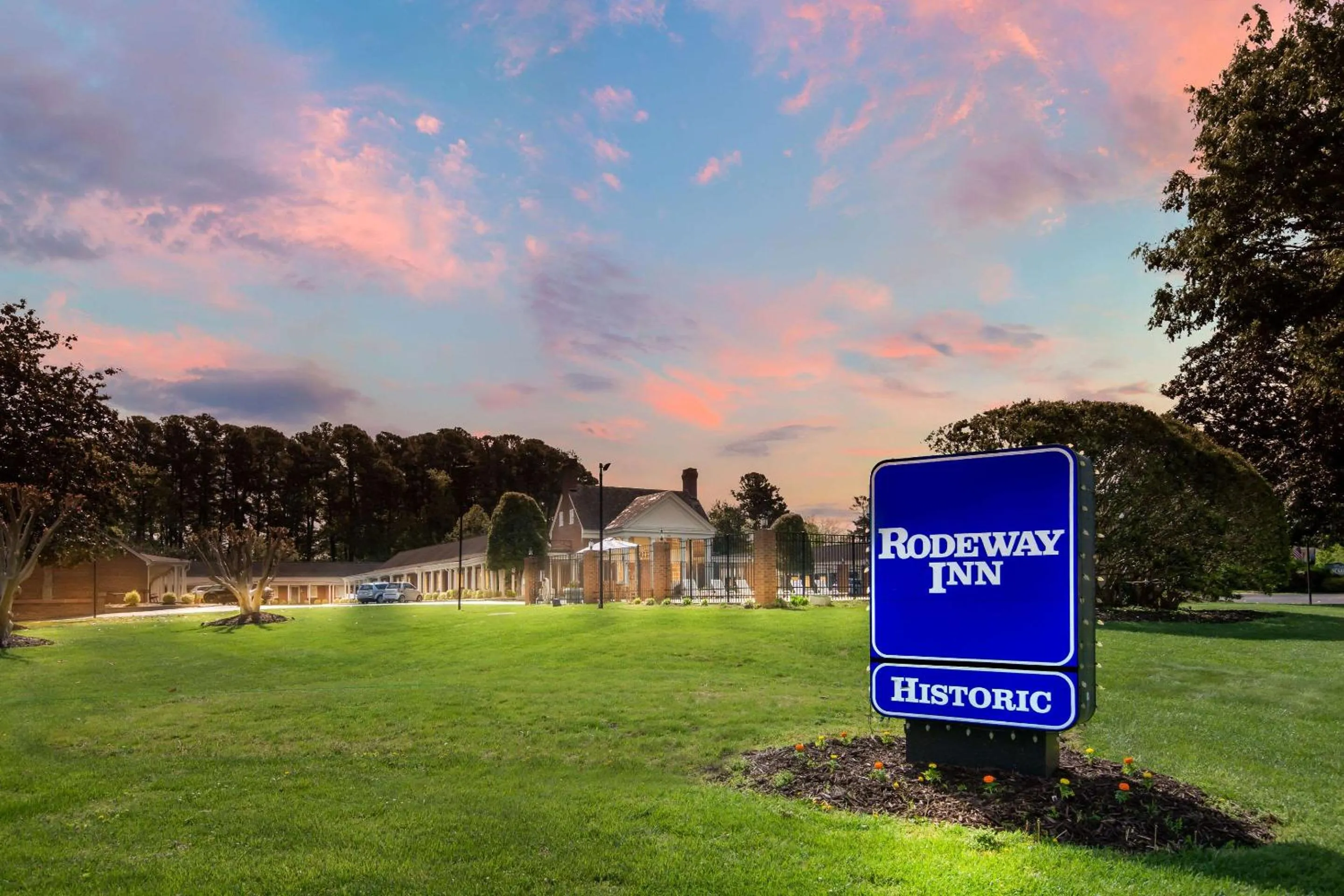 Property building in Rodeway Inn Williamsburg Edge District